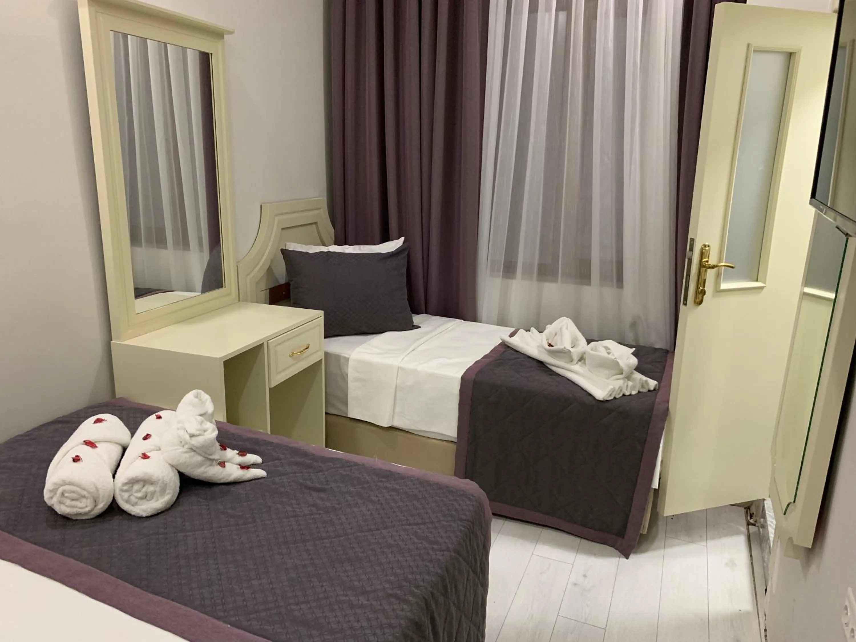 Photo of the whole room, Bed in taksim diamond hotel