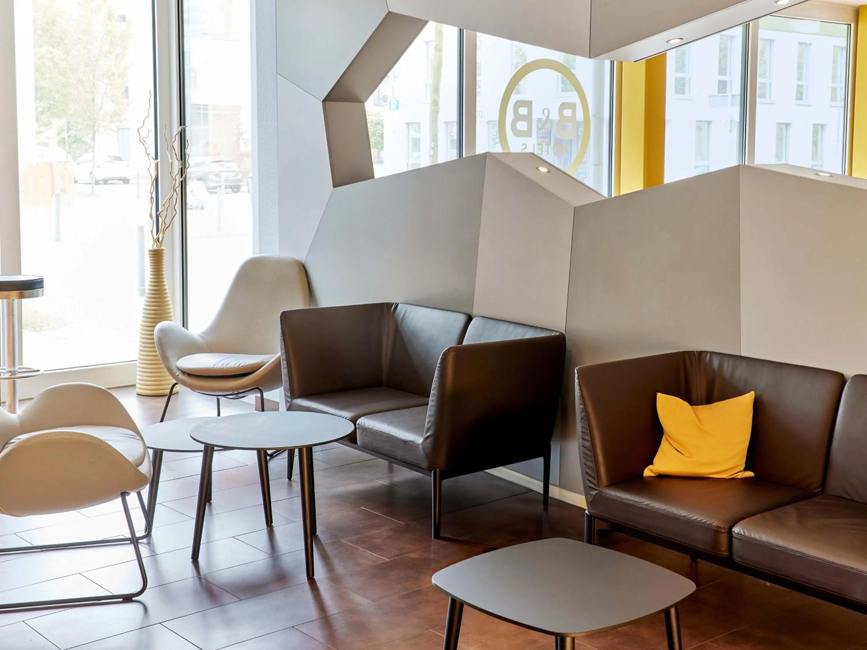 Lobby or reception in B&B Hotel Saarbrücken-Hbf