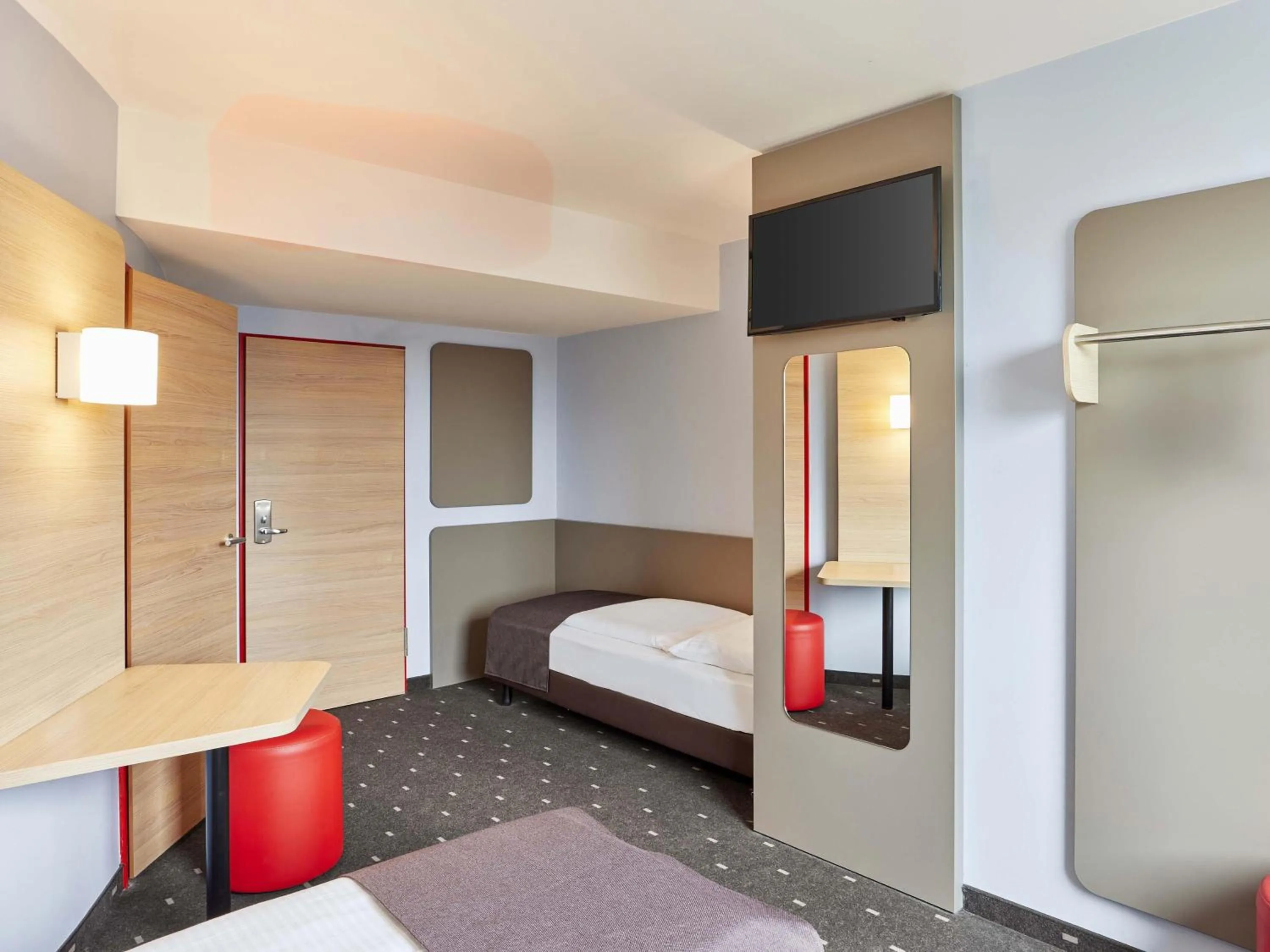 Photo of the whole room, Bed in B&B Hotel Saarbrücken-Hbf