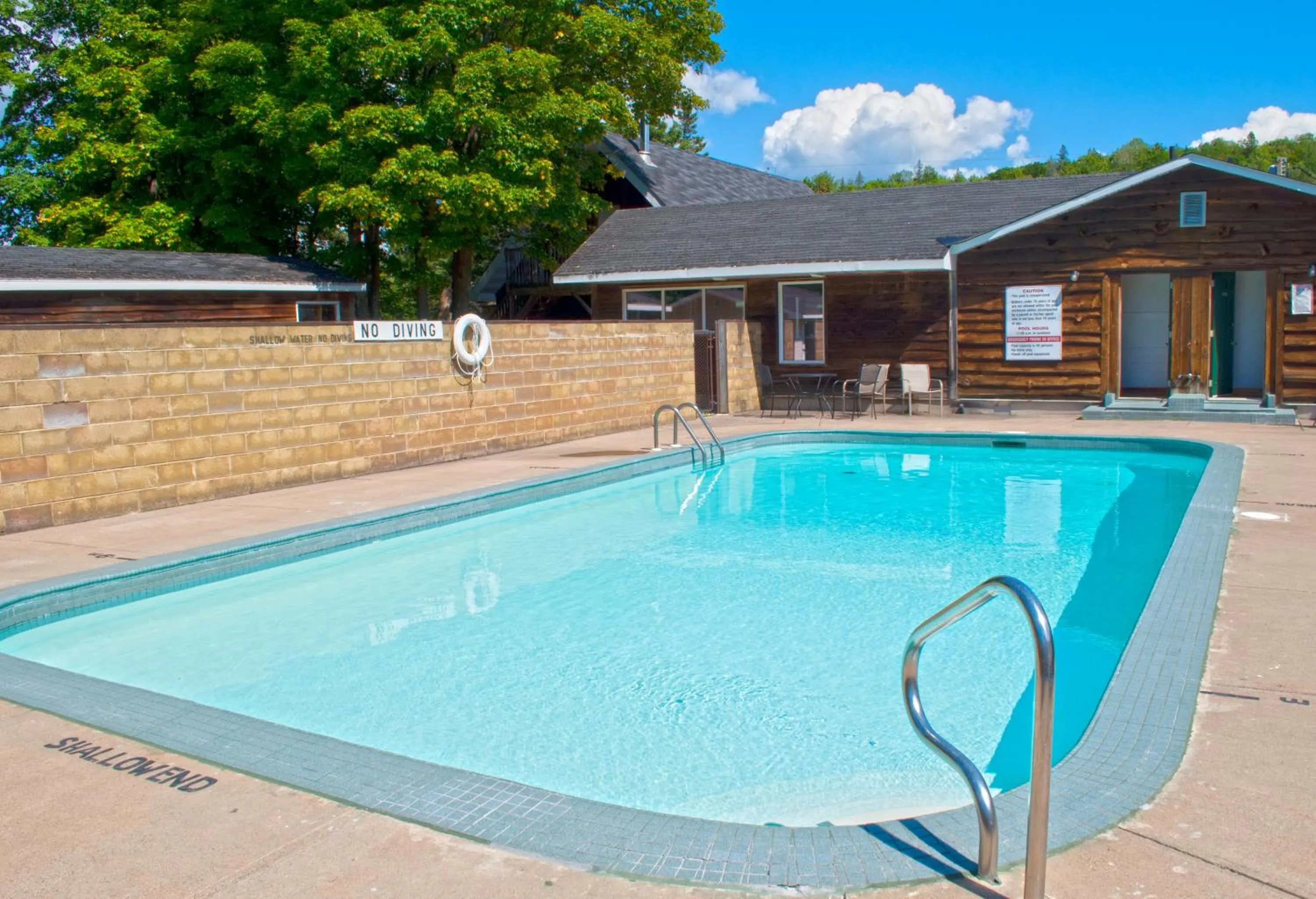Swimming pool in Glenview Cottages