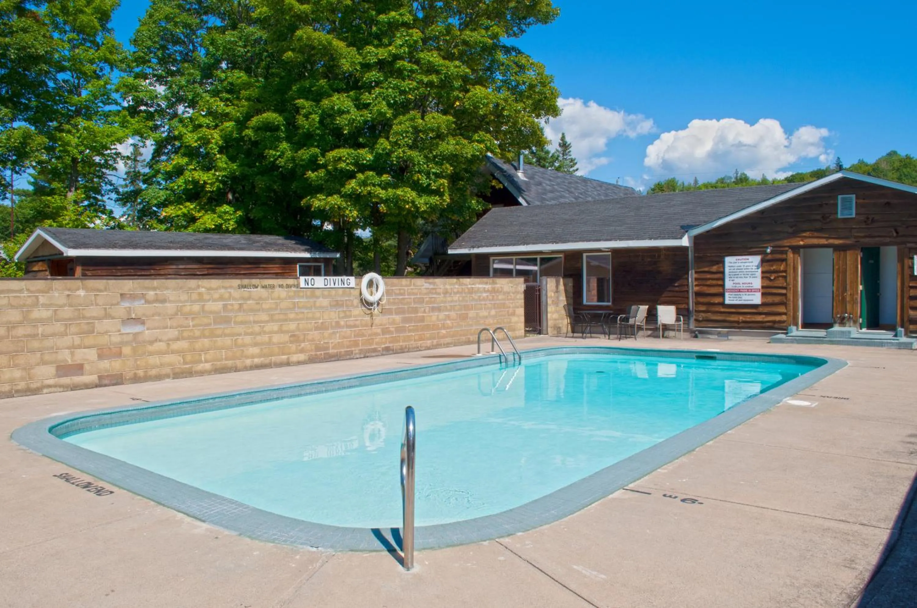 Swimming pool in Glenview Cottages