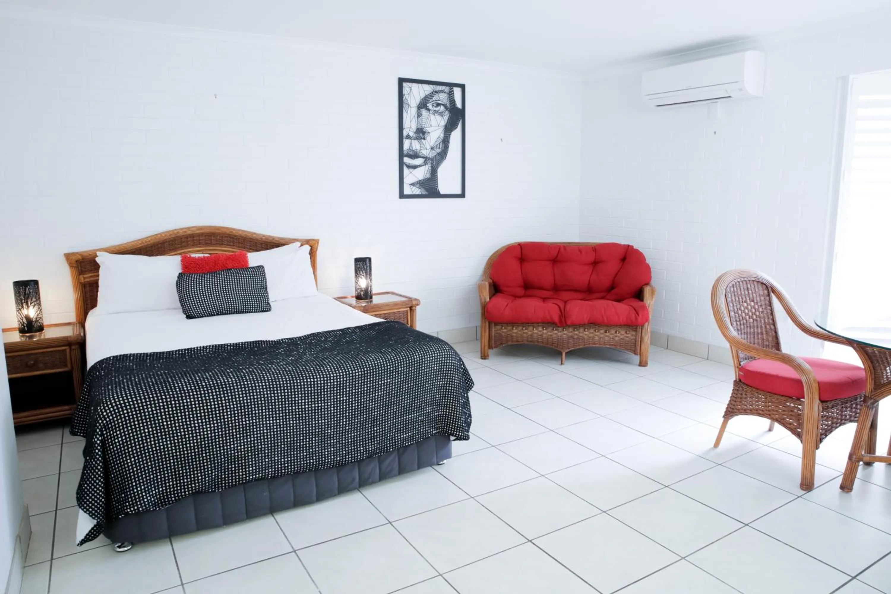 Bed in Central Park Motel