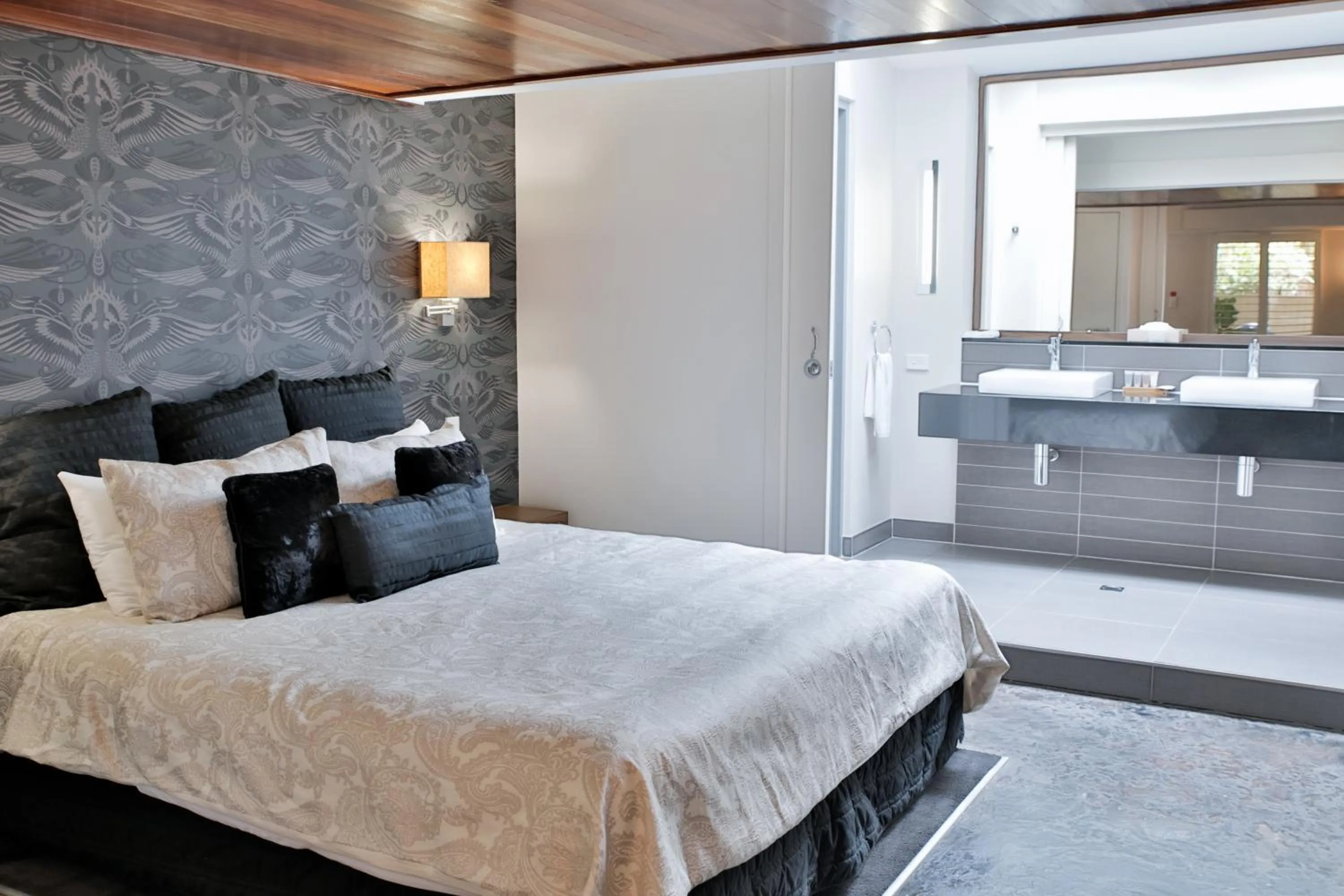 Bed in Central Park Motel