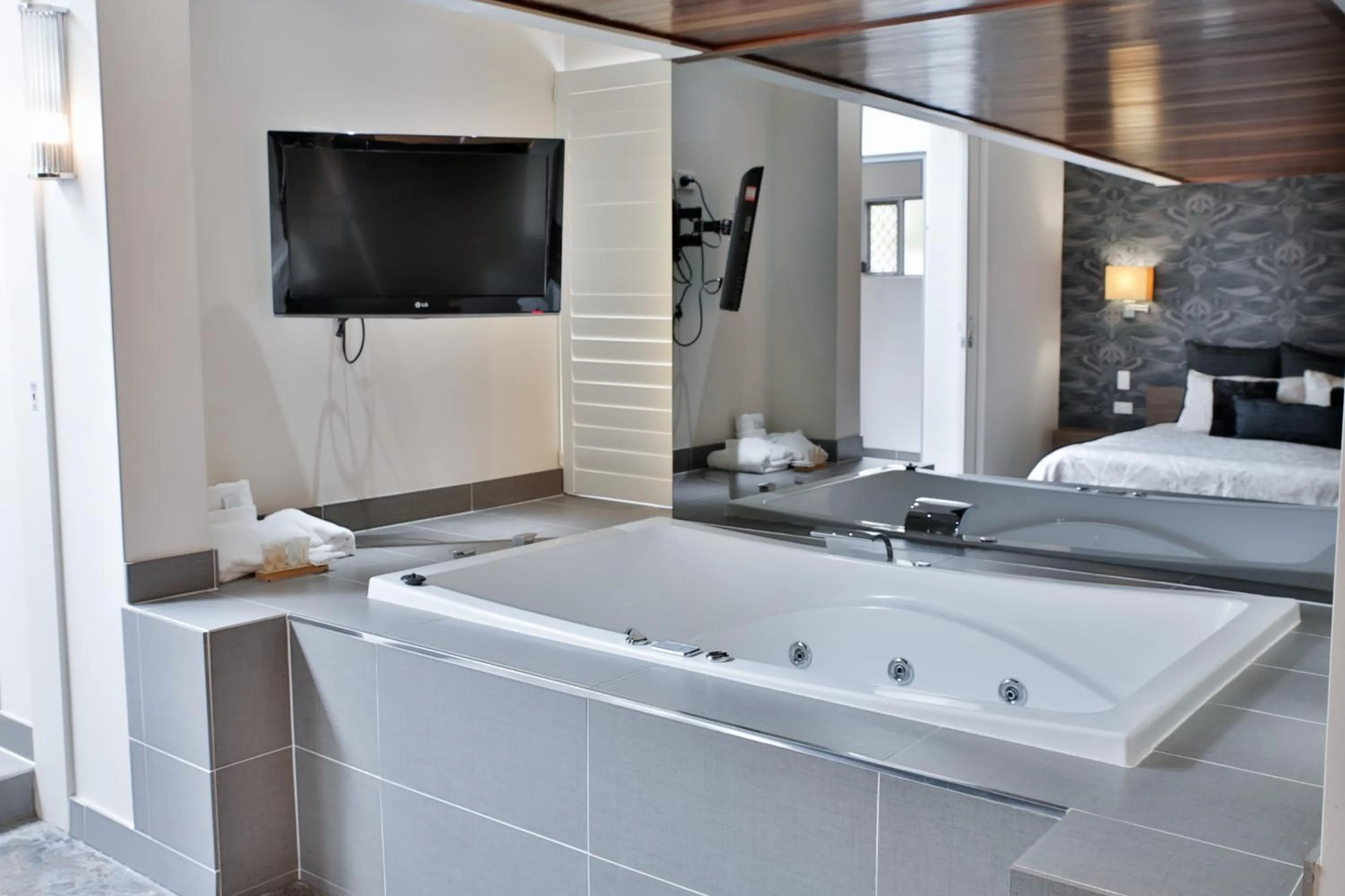 Hot Tub, Bed in Central Park Motel