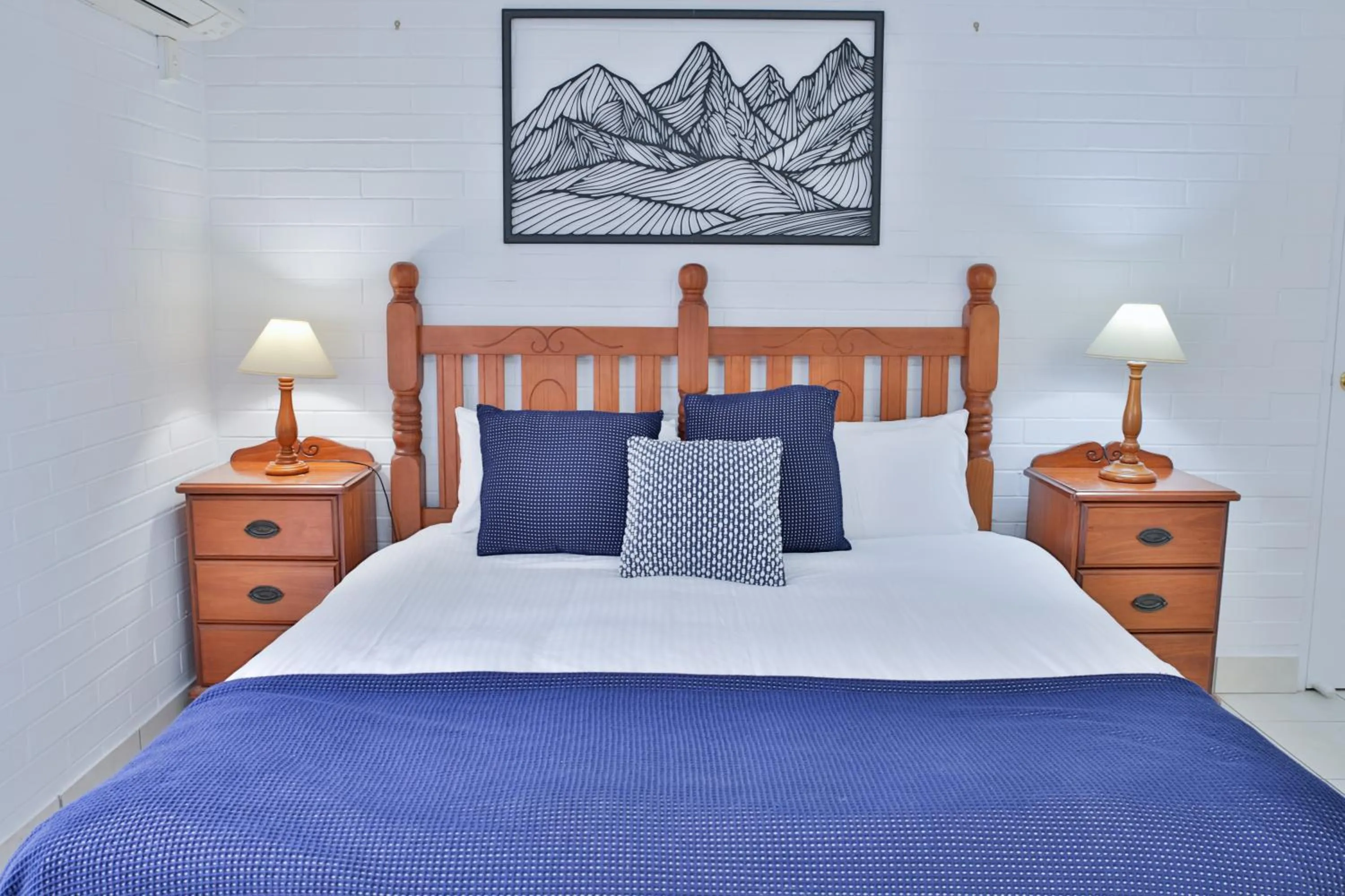 Bed in Central Park Motel