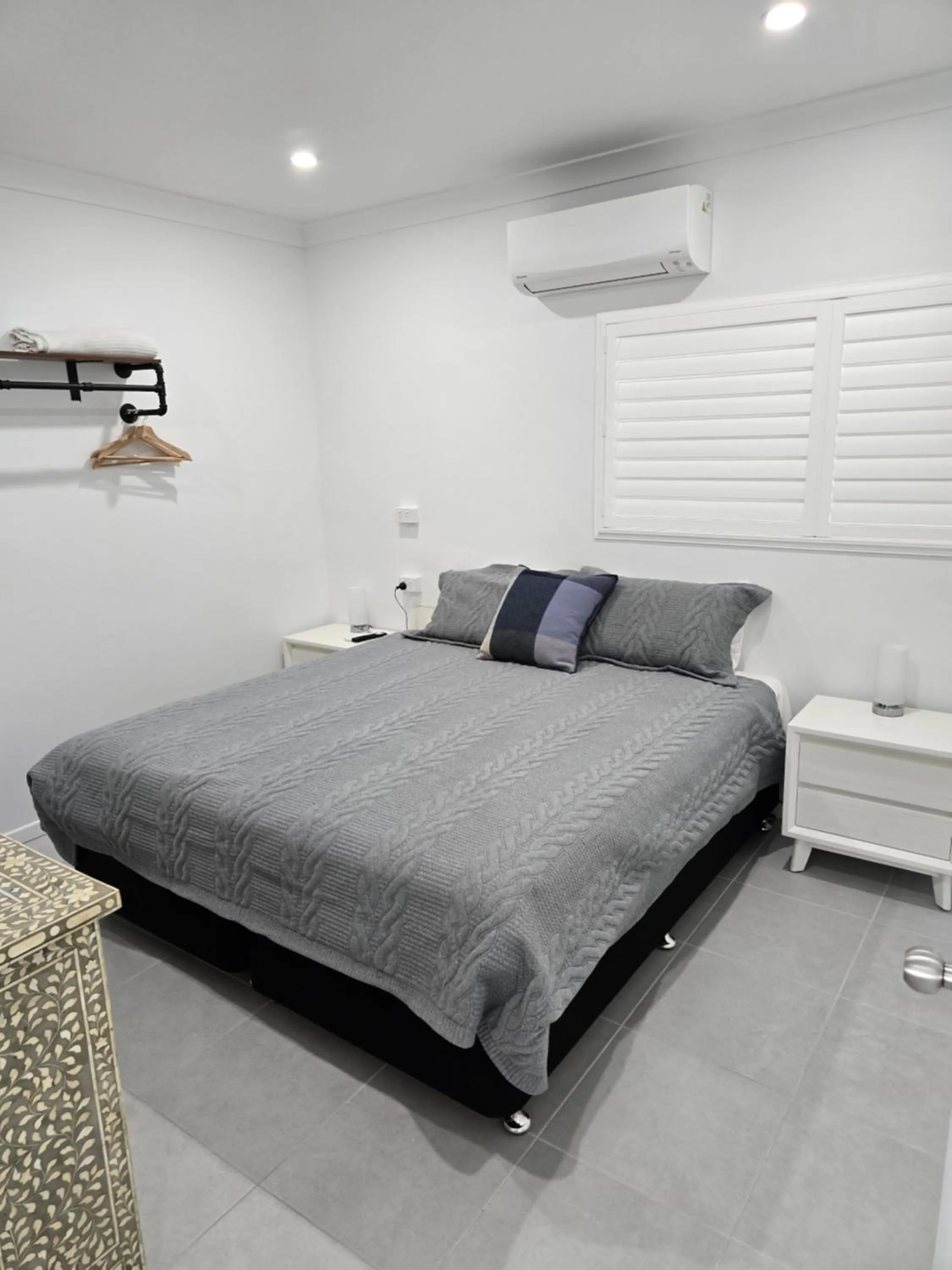 Bed in Central Park Motel