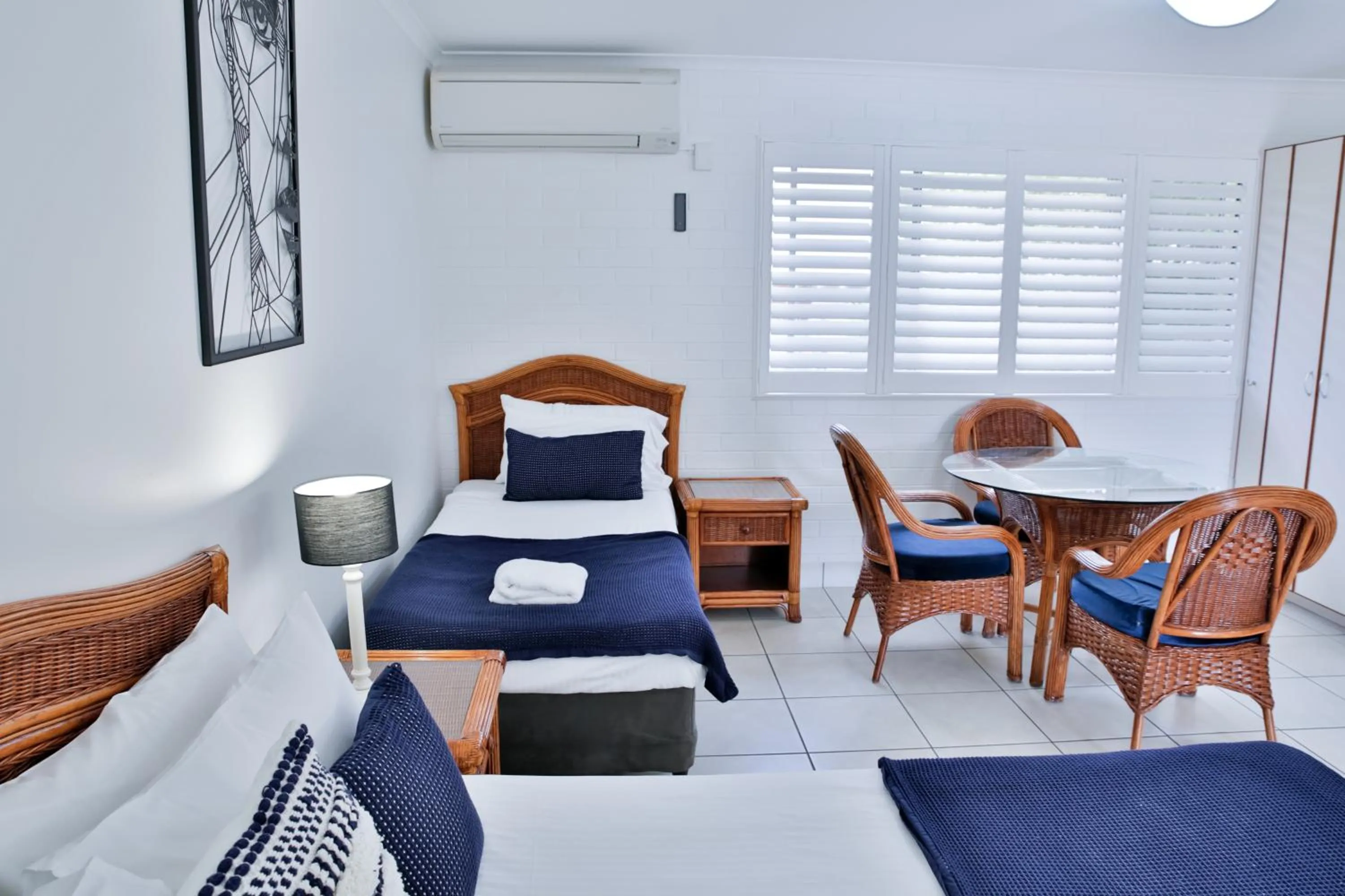 Bed in Central Park Motel