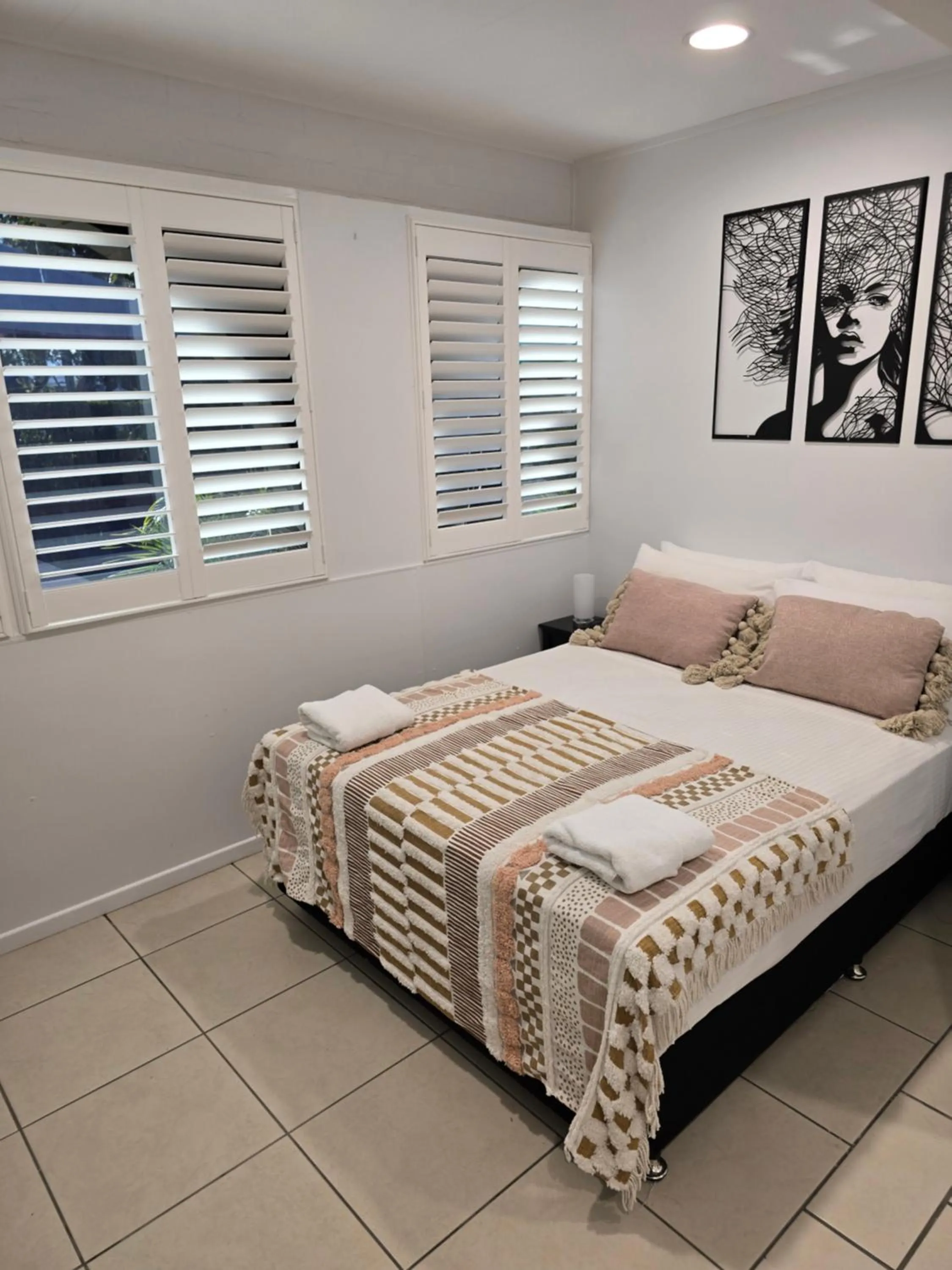 Bed in Central Park Motel