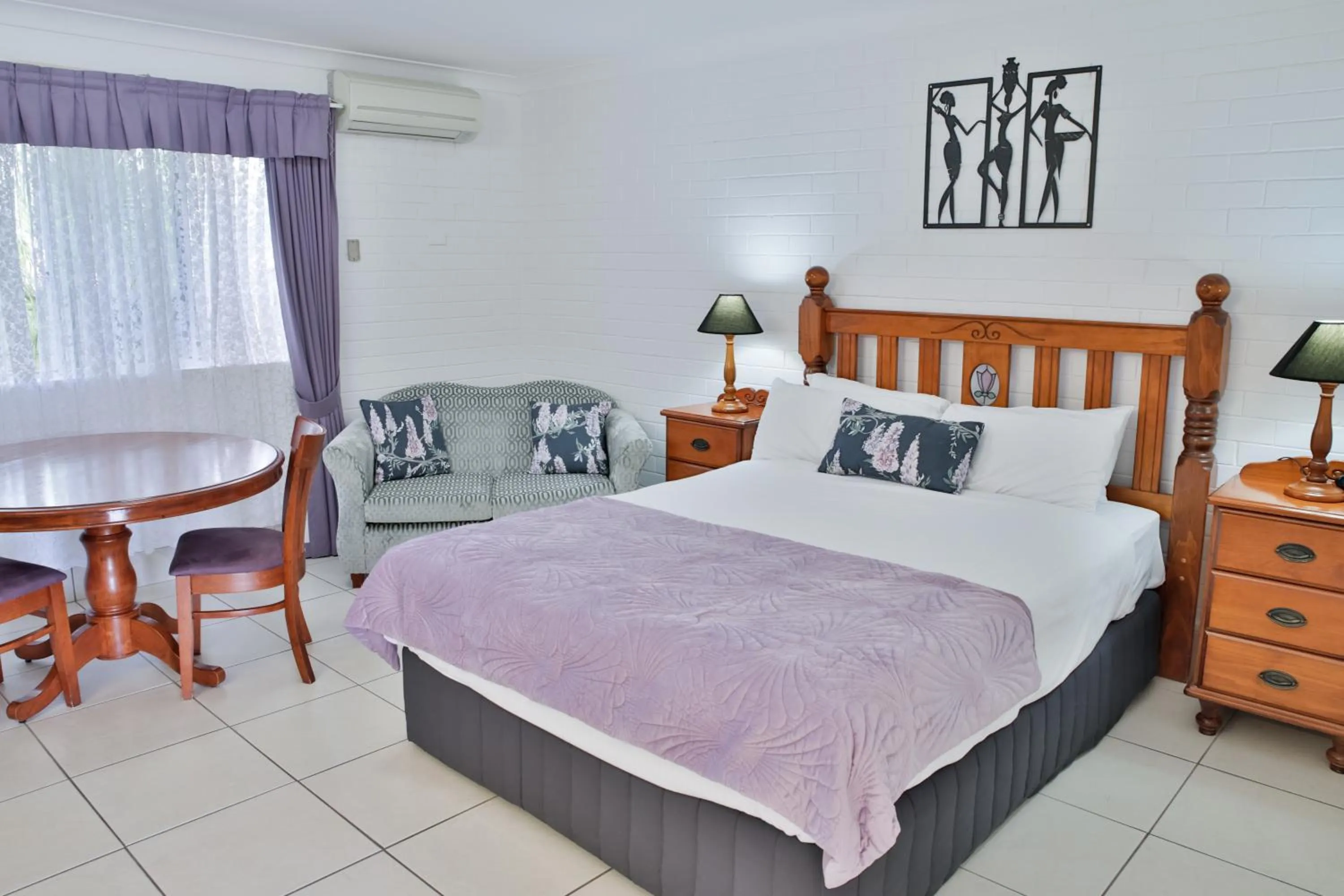 Bed in Central Park Motel