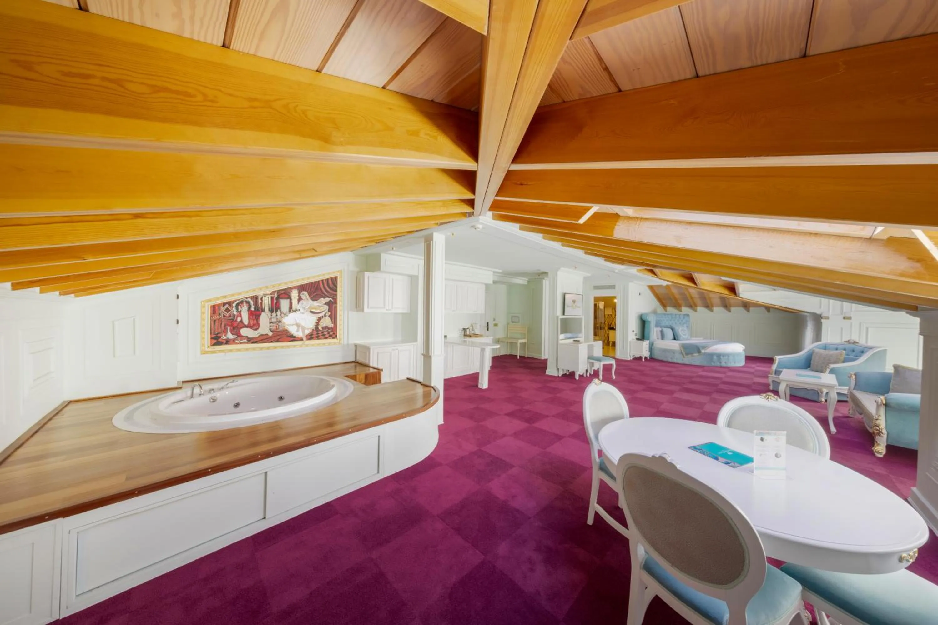 Hot Tub, Bed in Seven Hills Palace & Spa