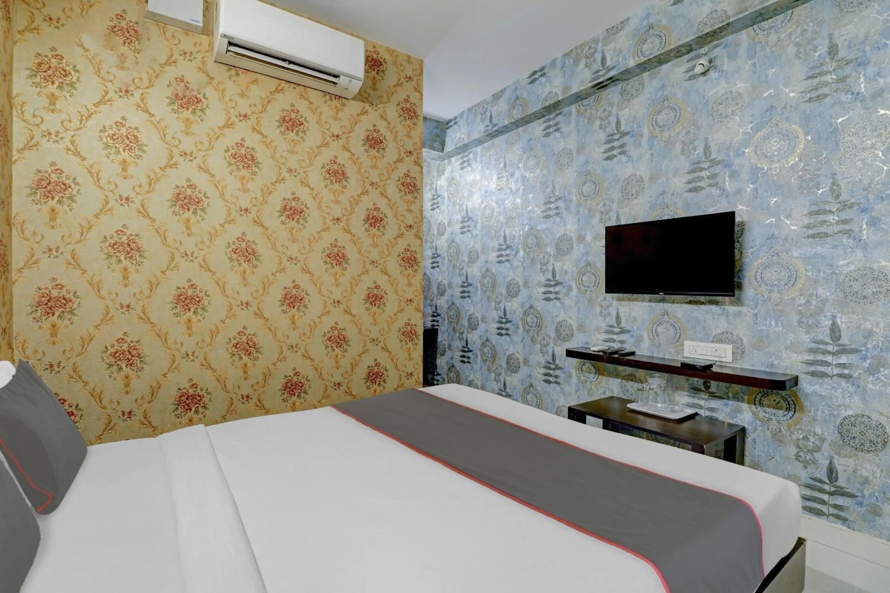 Bedroom, Bed in Super Capital O Champion Lotus Near Mantri Square Mall