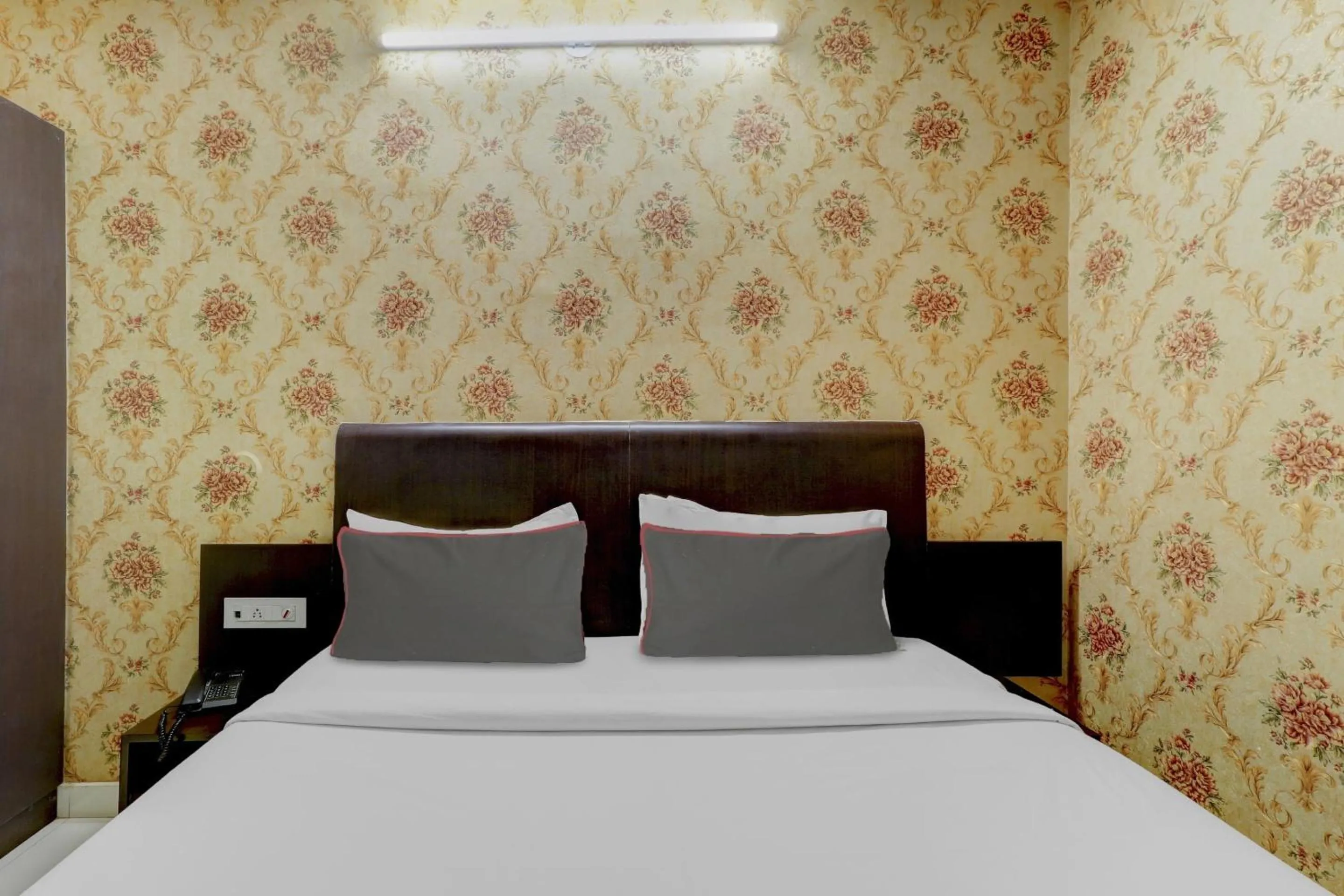 Bedroom, Bed in Super Capital O Champion Lotus Near Mantri Square Mall