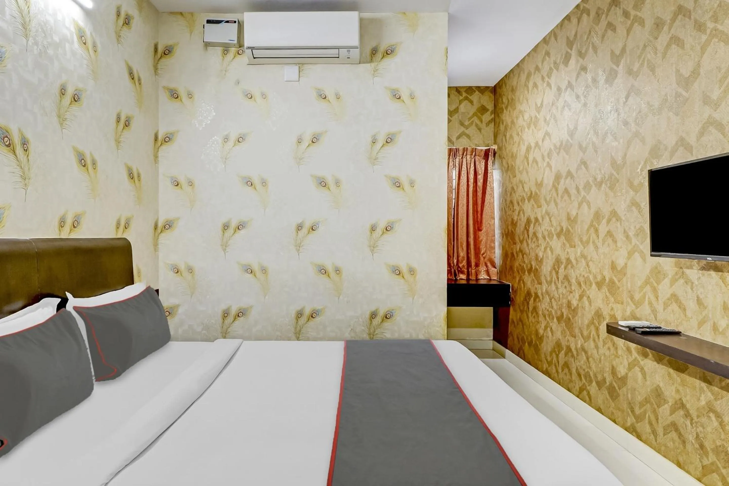 Bedroom, Bed in Super Capital O Champion Lotus Near Mantri Square Mall