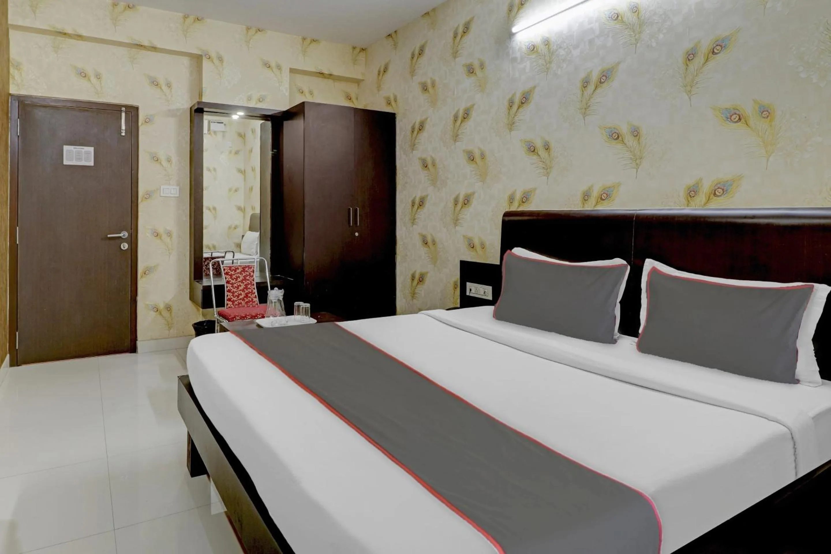 Bedroom, Bed in Super Capital O Champion Lotus Near Mantri Square Mall