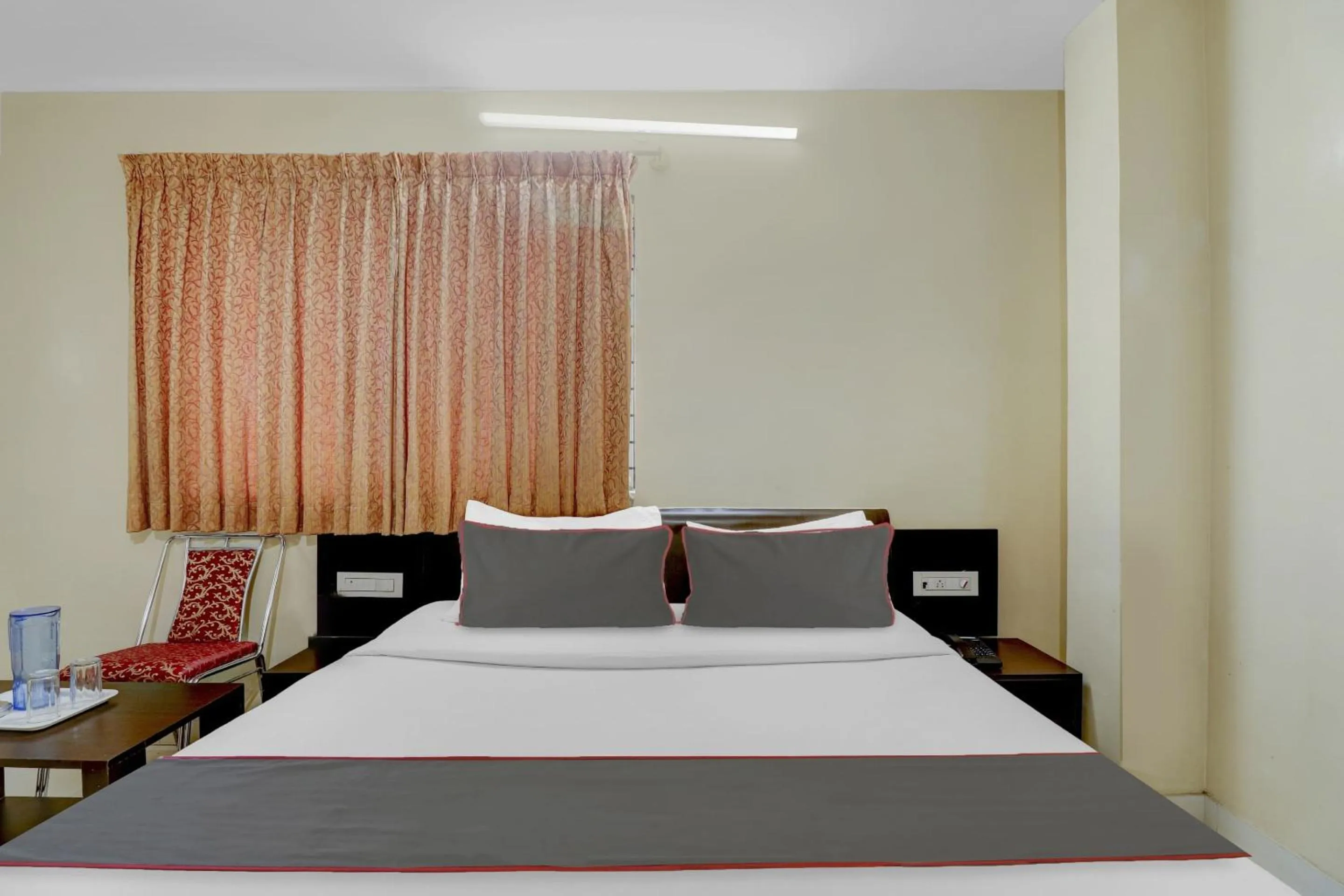 Bedroom, Bed in Super Capital O Champion Lotus Near Mantri Square Mall