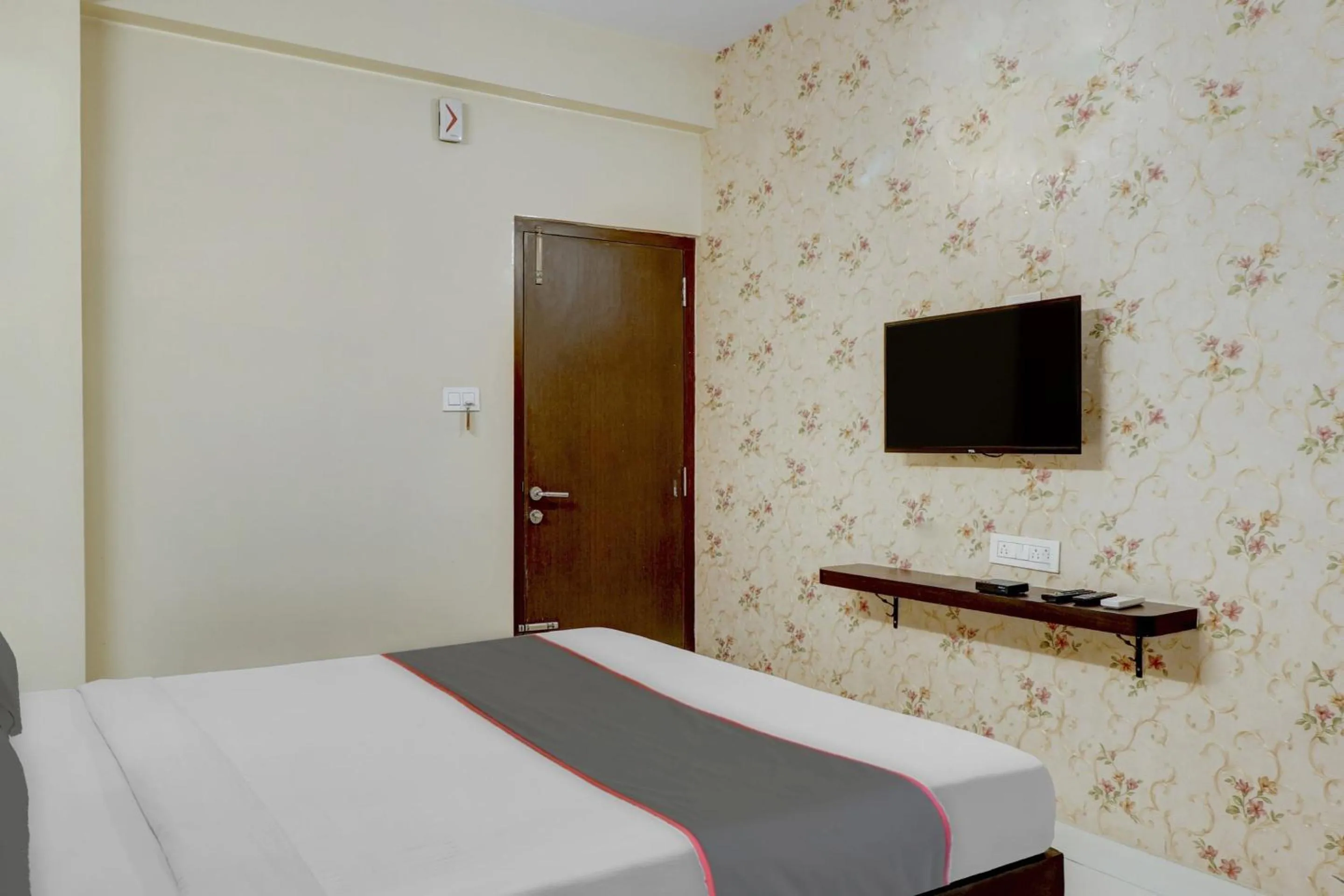 Bedroom, Bed in Super Capital O Champion Lotus Near Mantri Square Mall