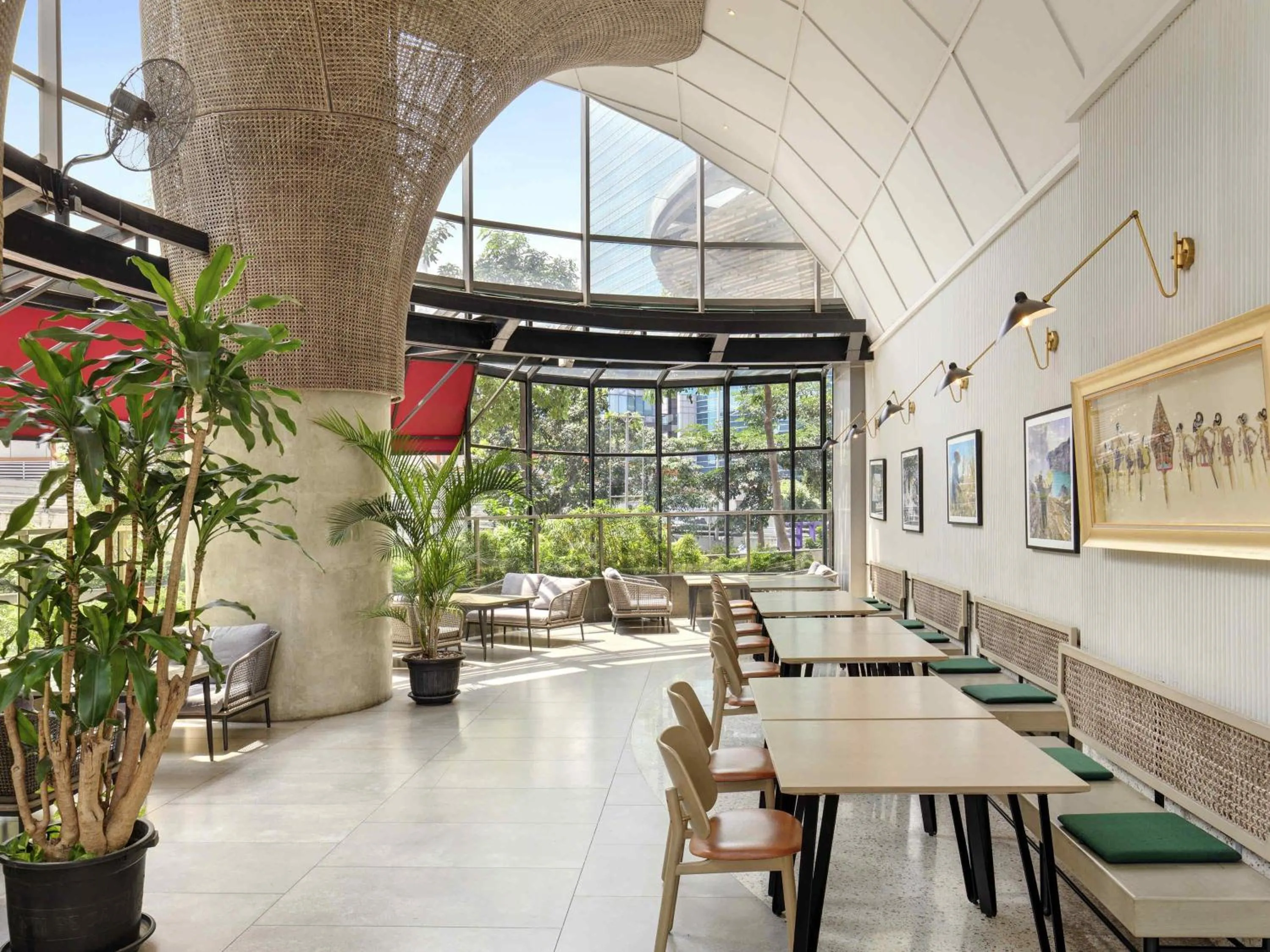 Restaurant/places to eat in Mercure Jakarta Gatot Subroto