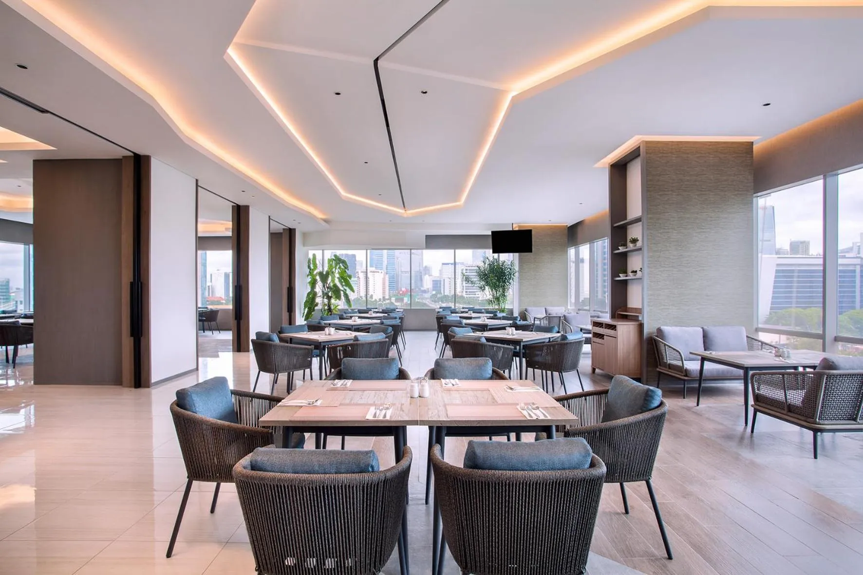 Restaurant/places to eat in Mercure Jakarta Gatot Subroto