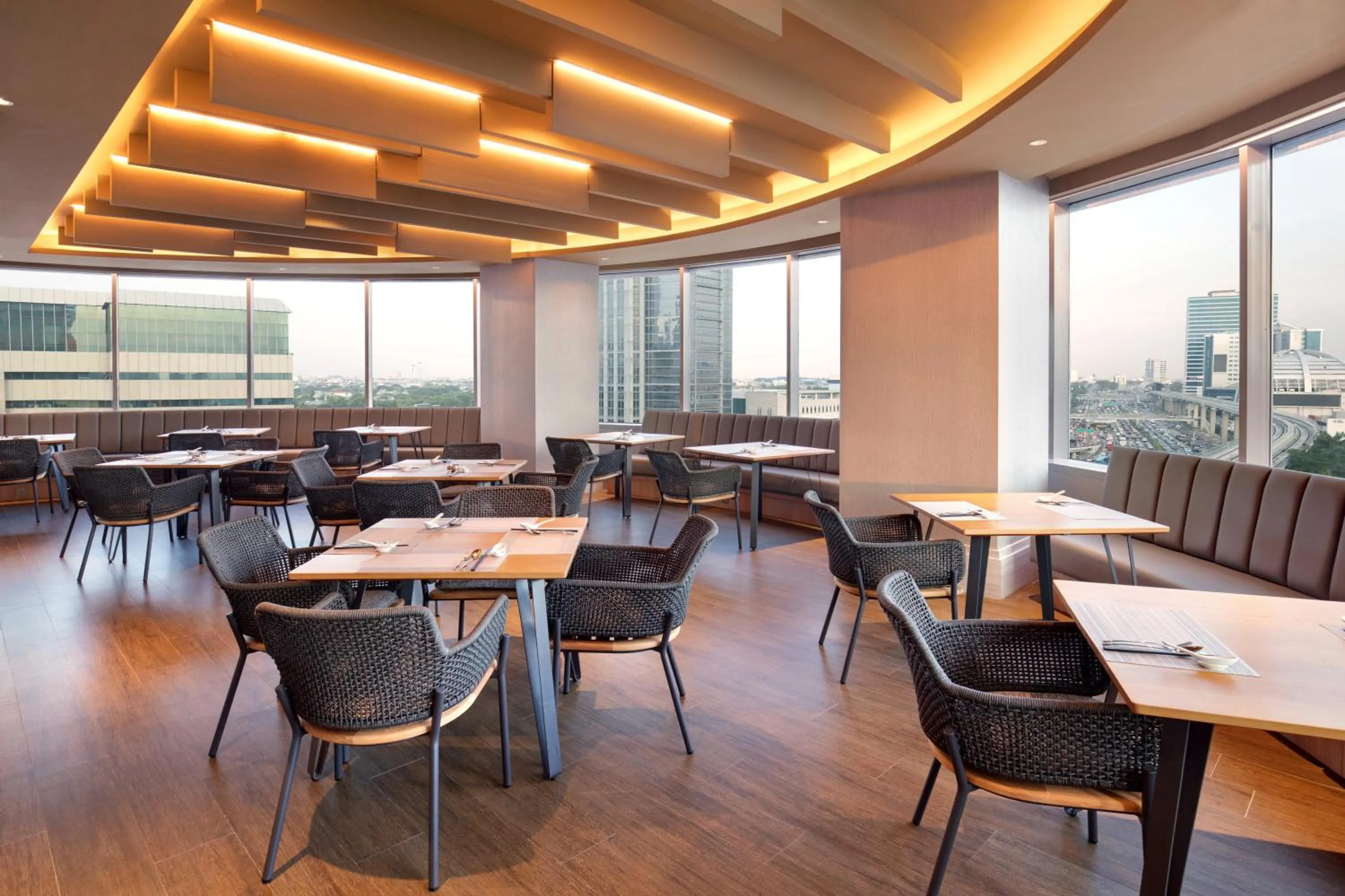 Restaurant/places to eat in Mercure Jakarta Gatot Subroto