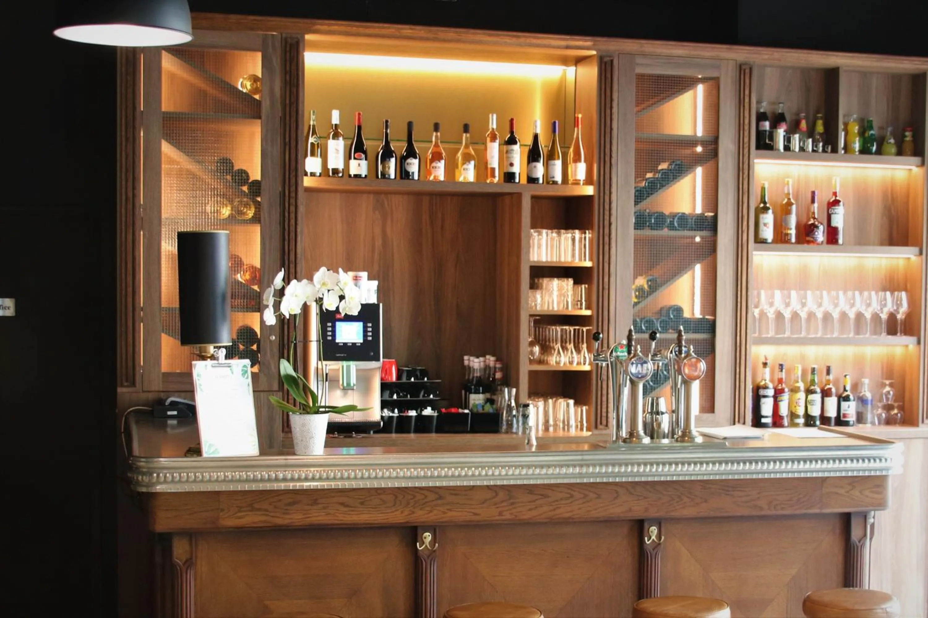 Food and drinks in ibis Styles Puteaux Paris La Defense