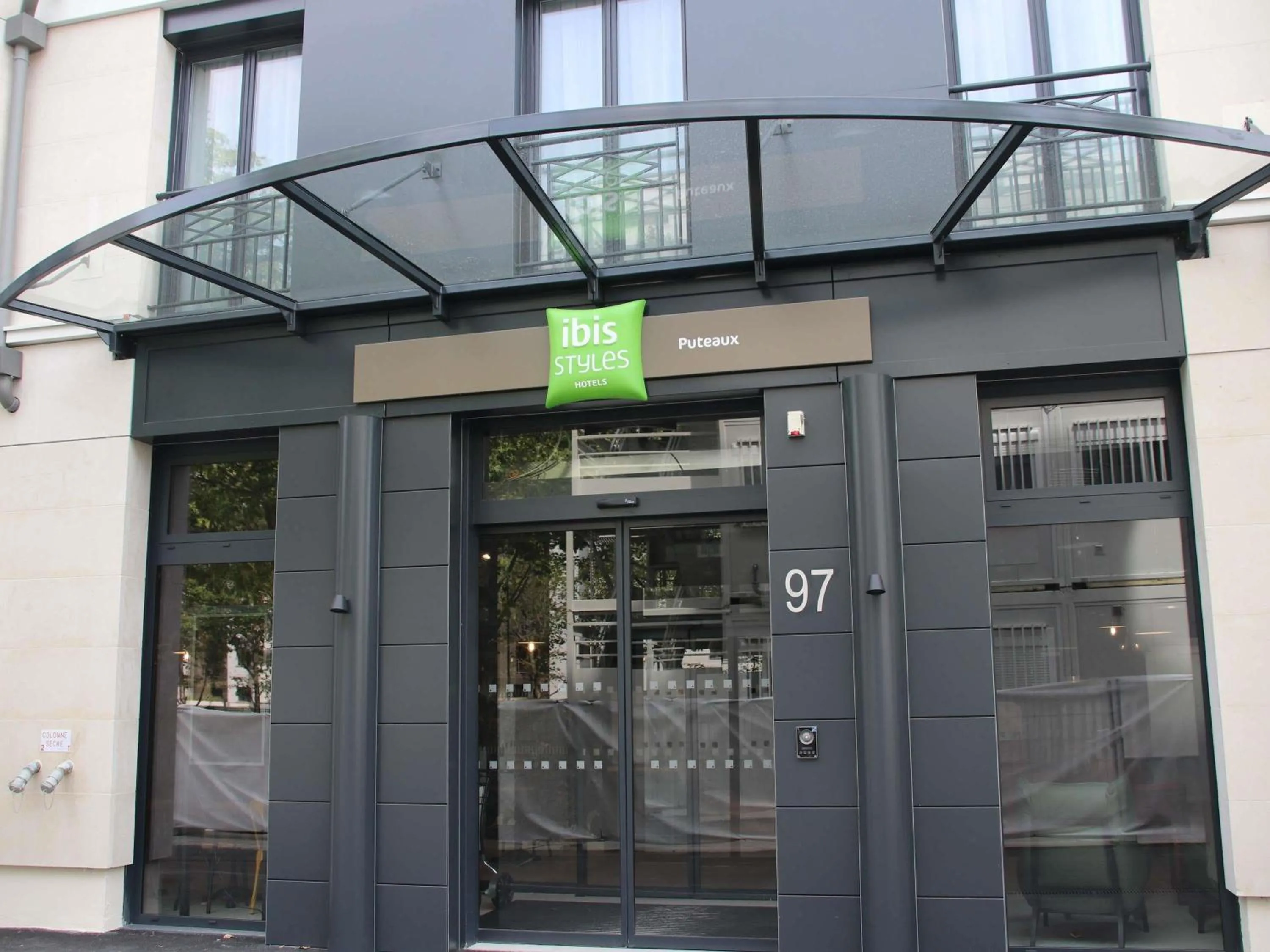 Property building in ibis Styles Puteaux Paris La Defense