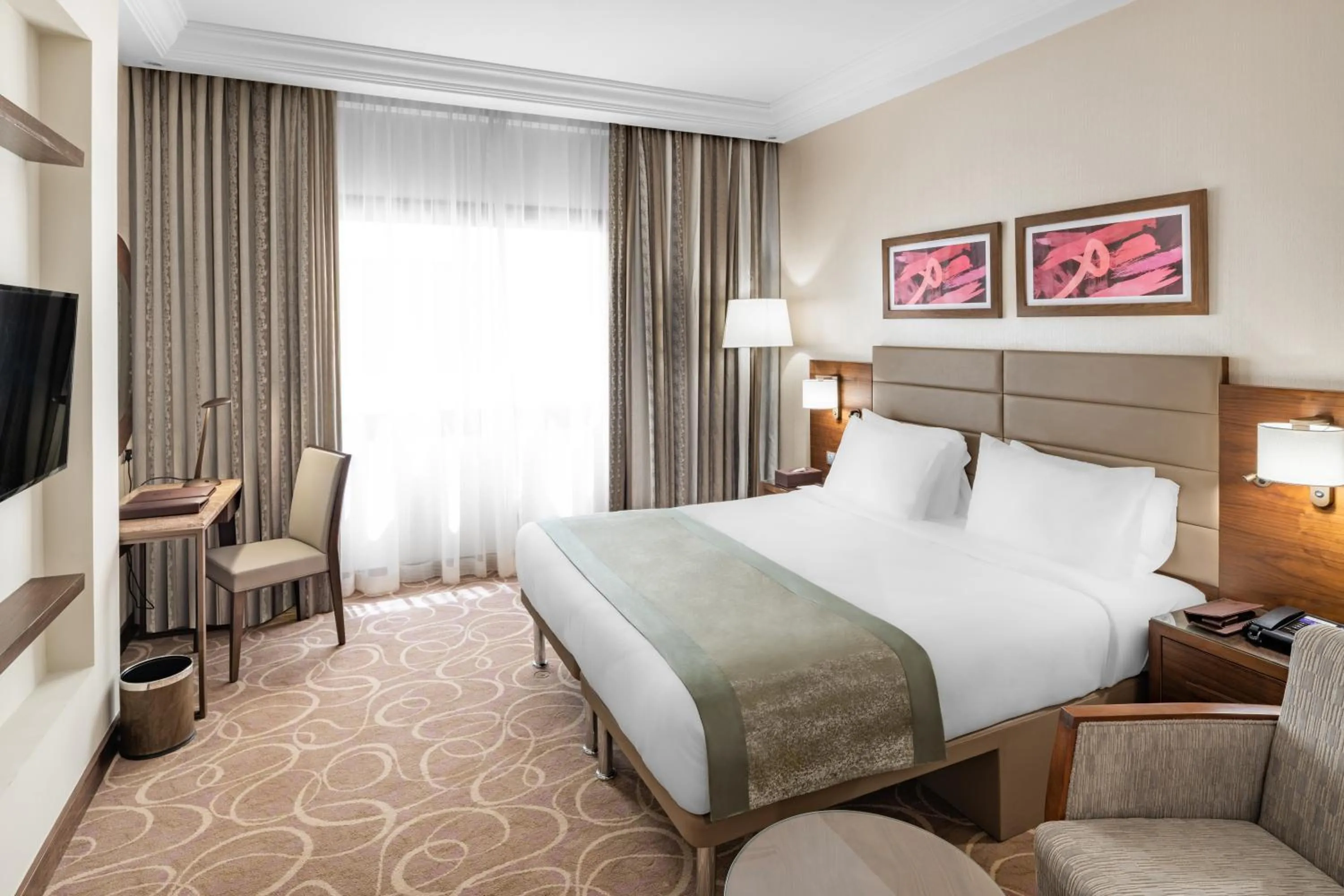 Photo of the whole room, Bed in Copthorne Makkah Al Naseem