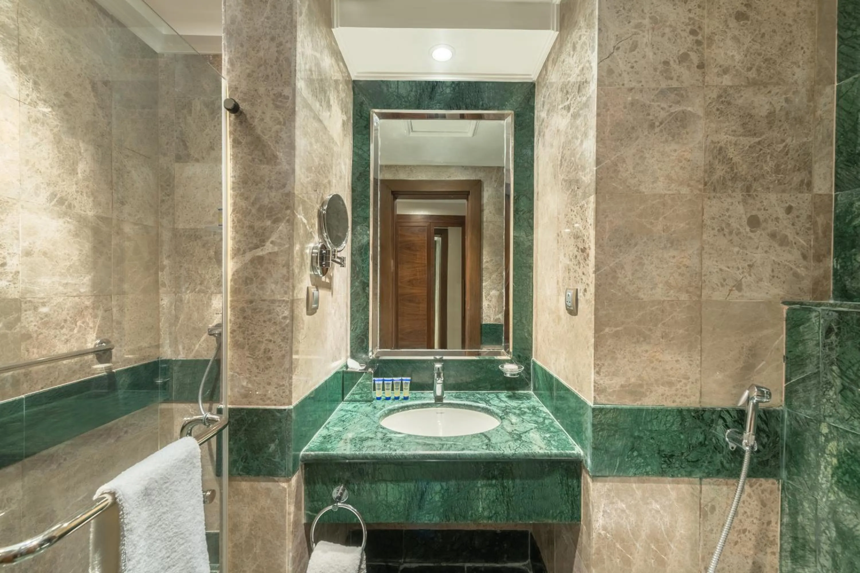 Toilet in Copthorne Makkah Al Naseem