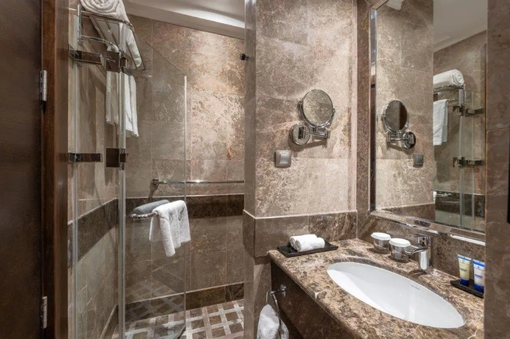 Shower in Copthorne Makkah Al Naseem