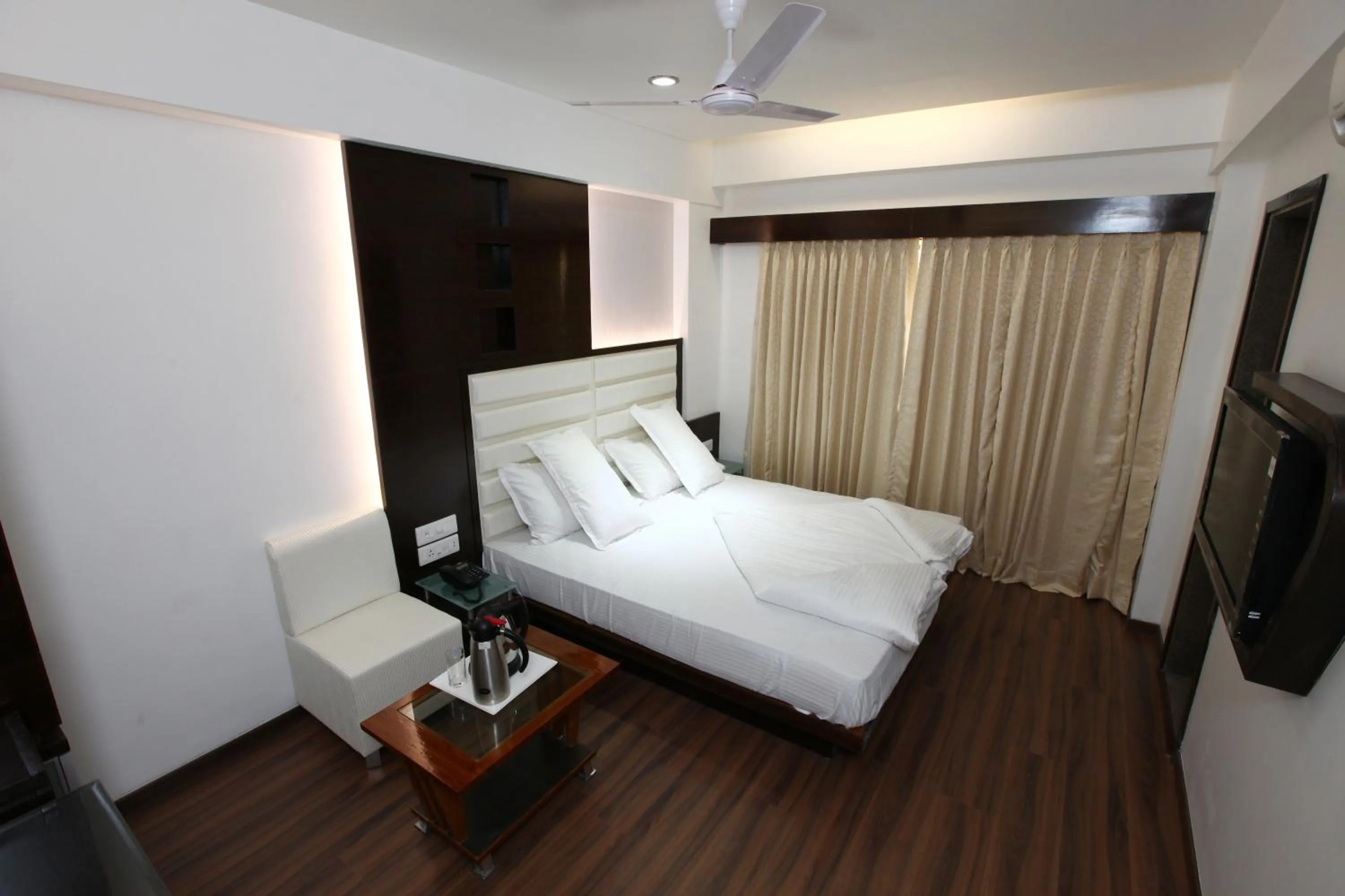 Photo of the whole room, Bed in Atithi The Hotel