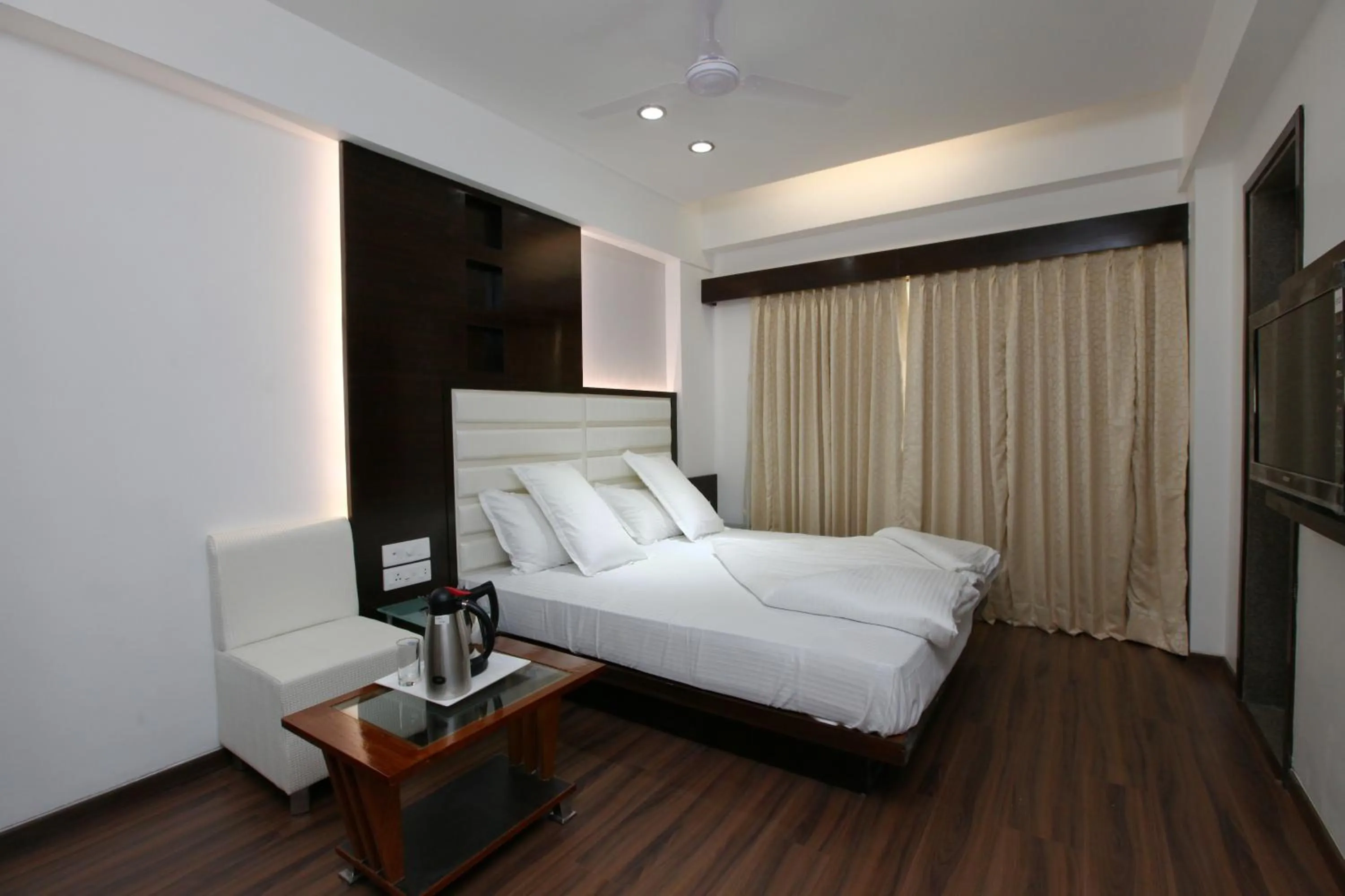 Photo of the whole room, Bed in Atithi The Hotel