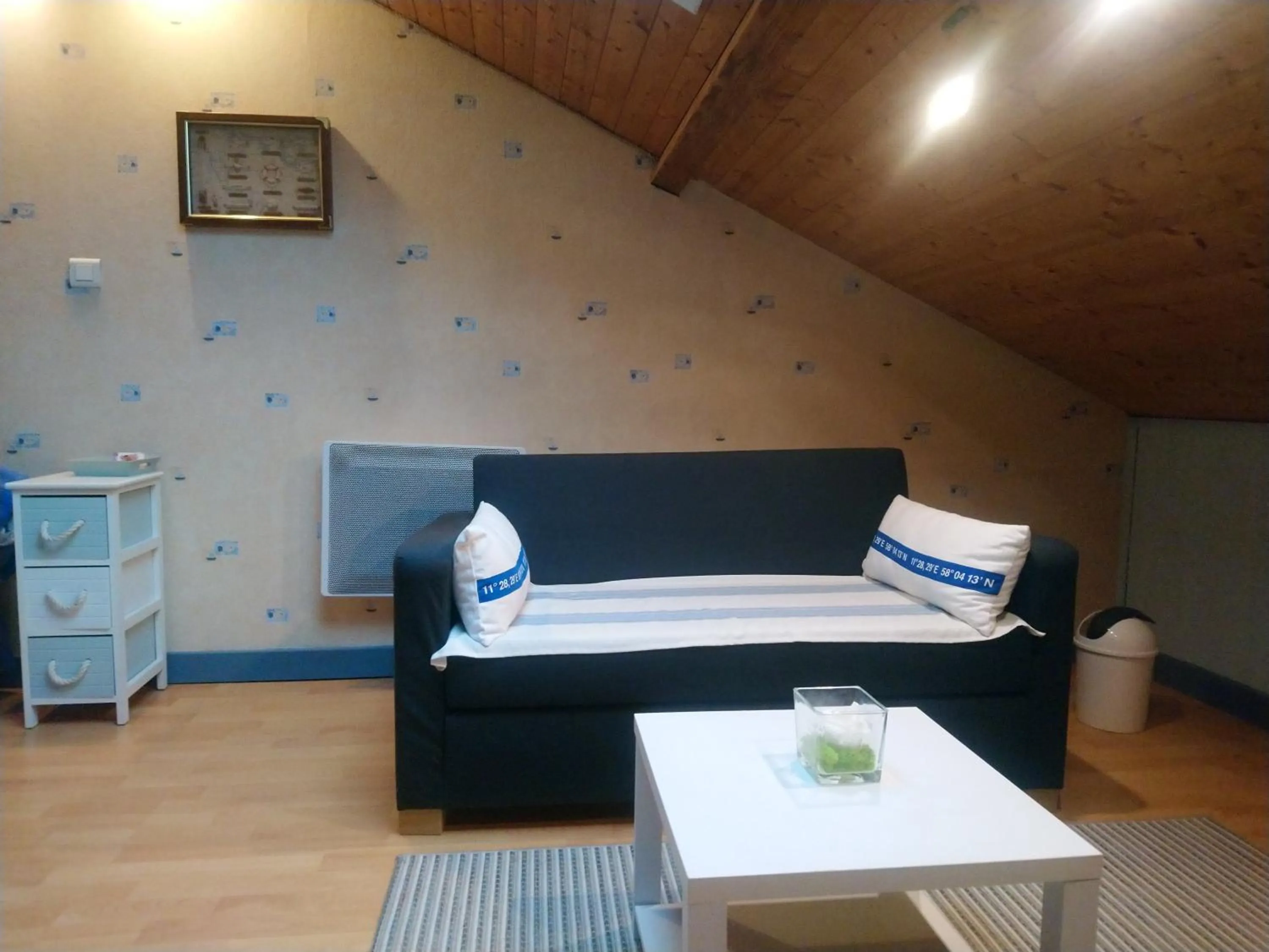 Seating area, Bed in Les Aubretias