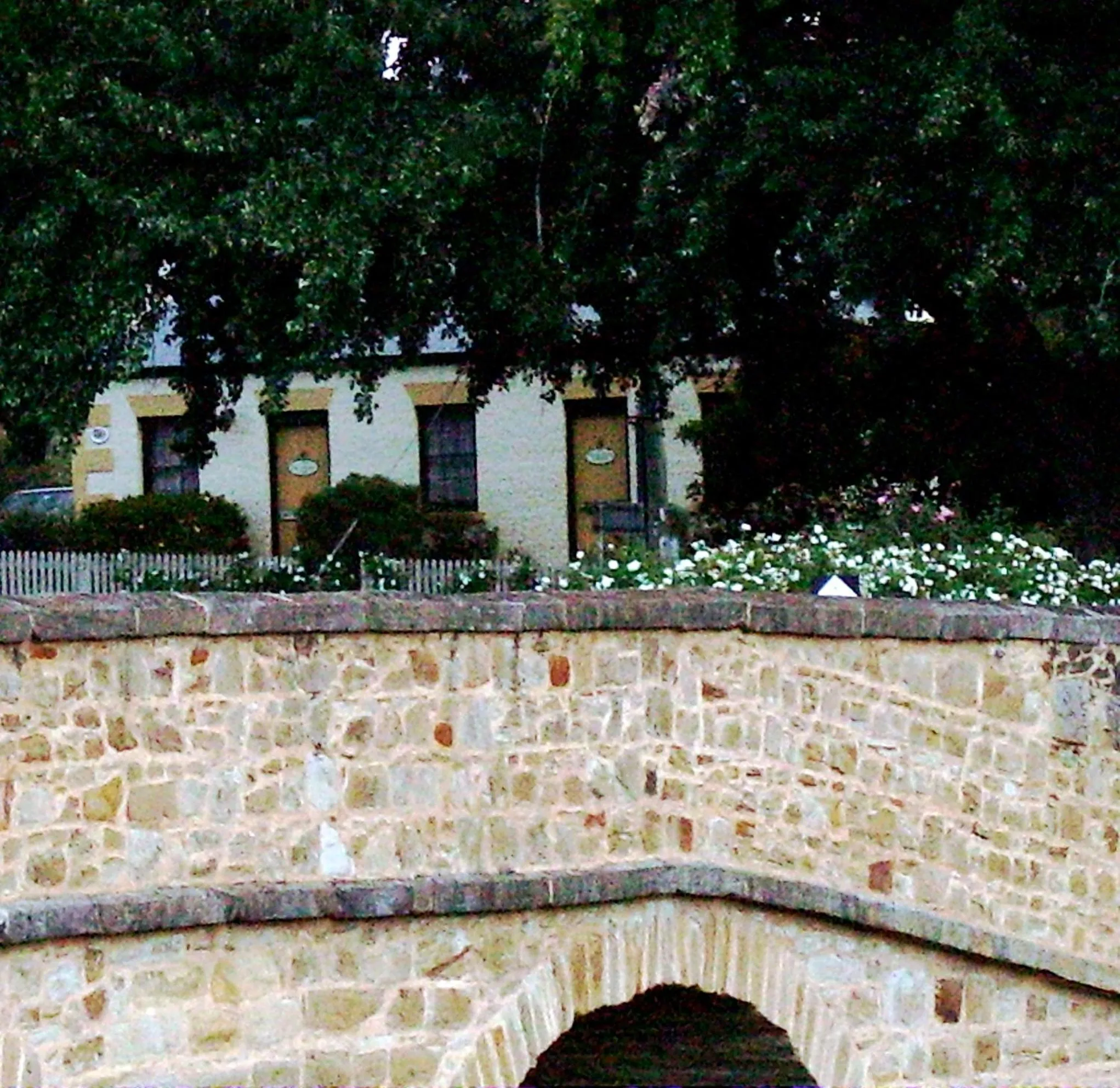 BRIDGE COTTAGES Sargeants & Armoury Cottages 1823 - HISTORY & CHARM