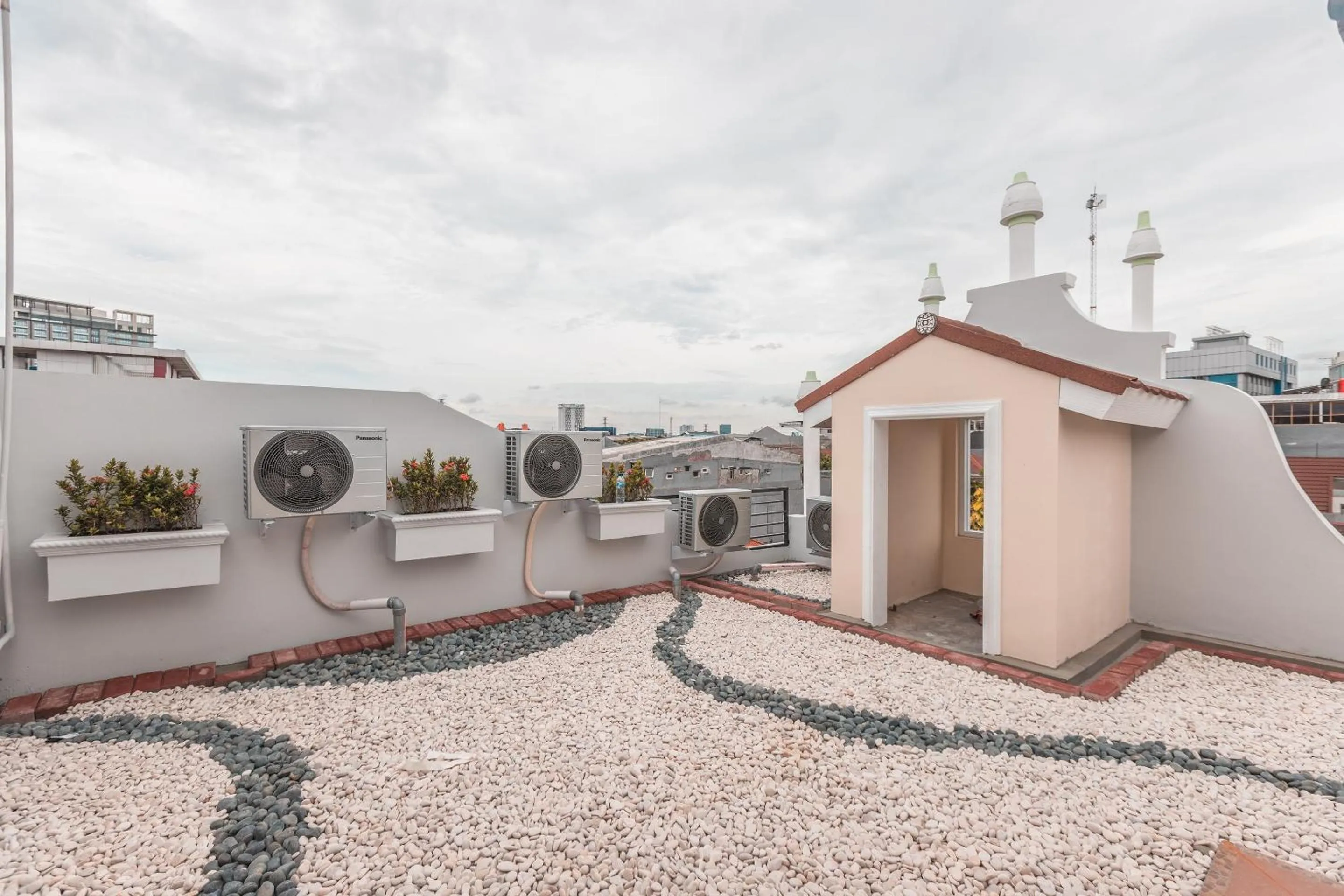 Balcony/Terrace in Capital O 371 Kwitang Guest House