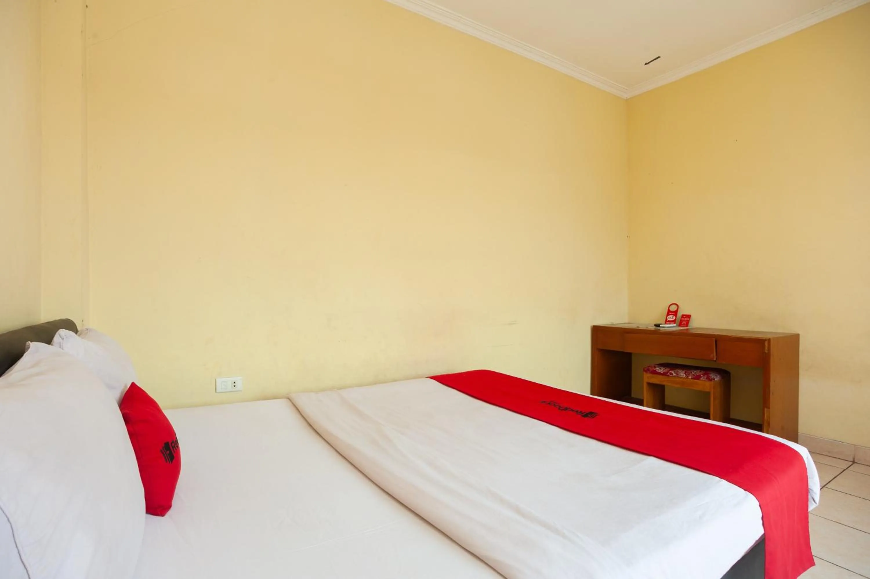 Bed in RedDoorz Syariah at Antasari Lampung 3