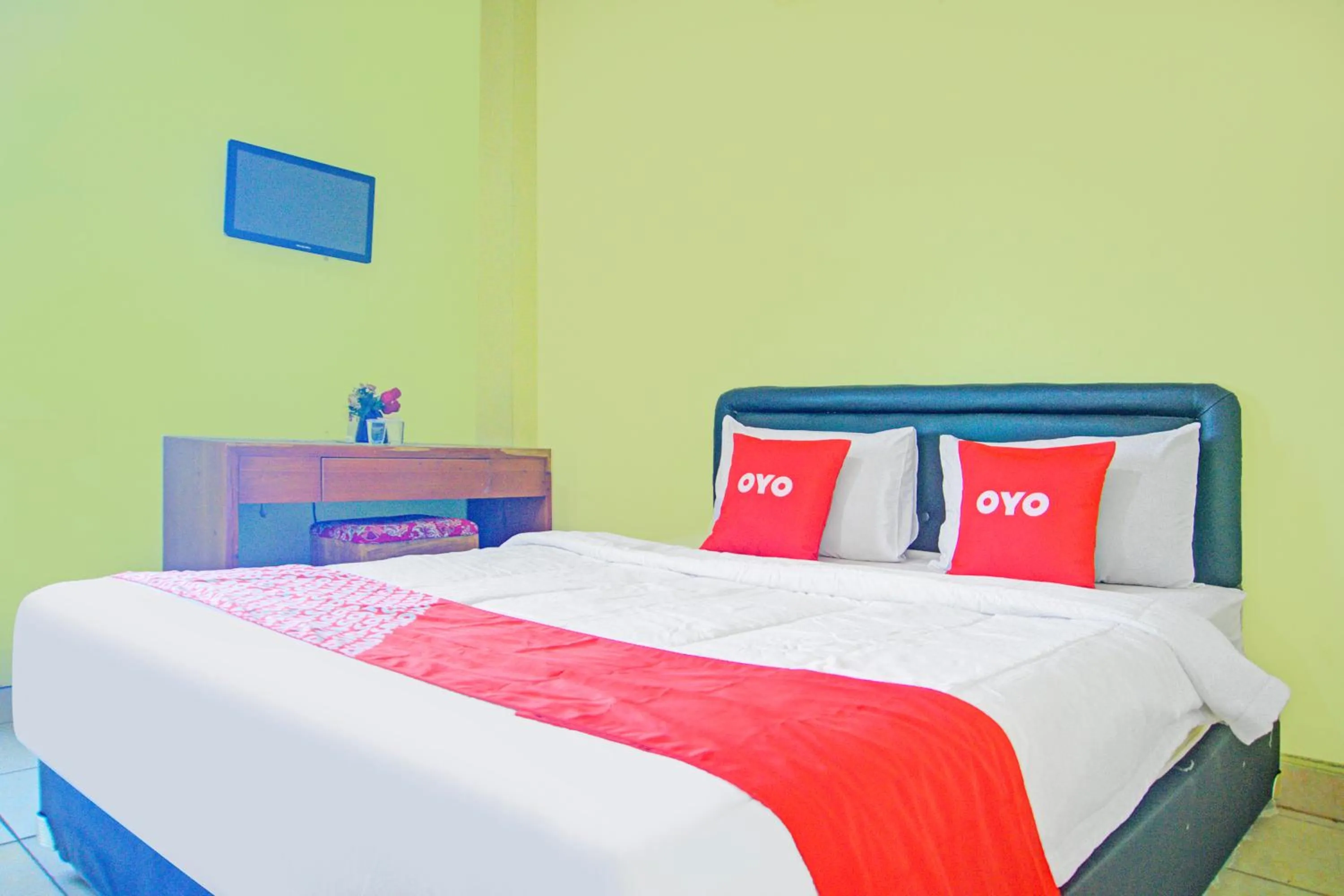 Photo of the whole room, Bed in Hotel O Bandar Lampung Near Teropong Kota Bukit Cindy Formerly Divka Residence