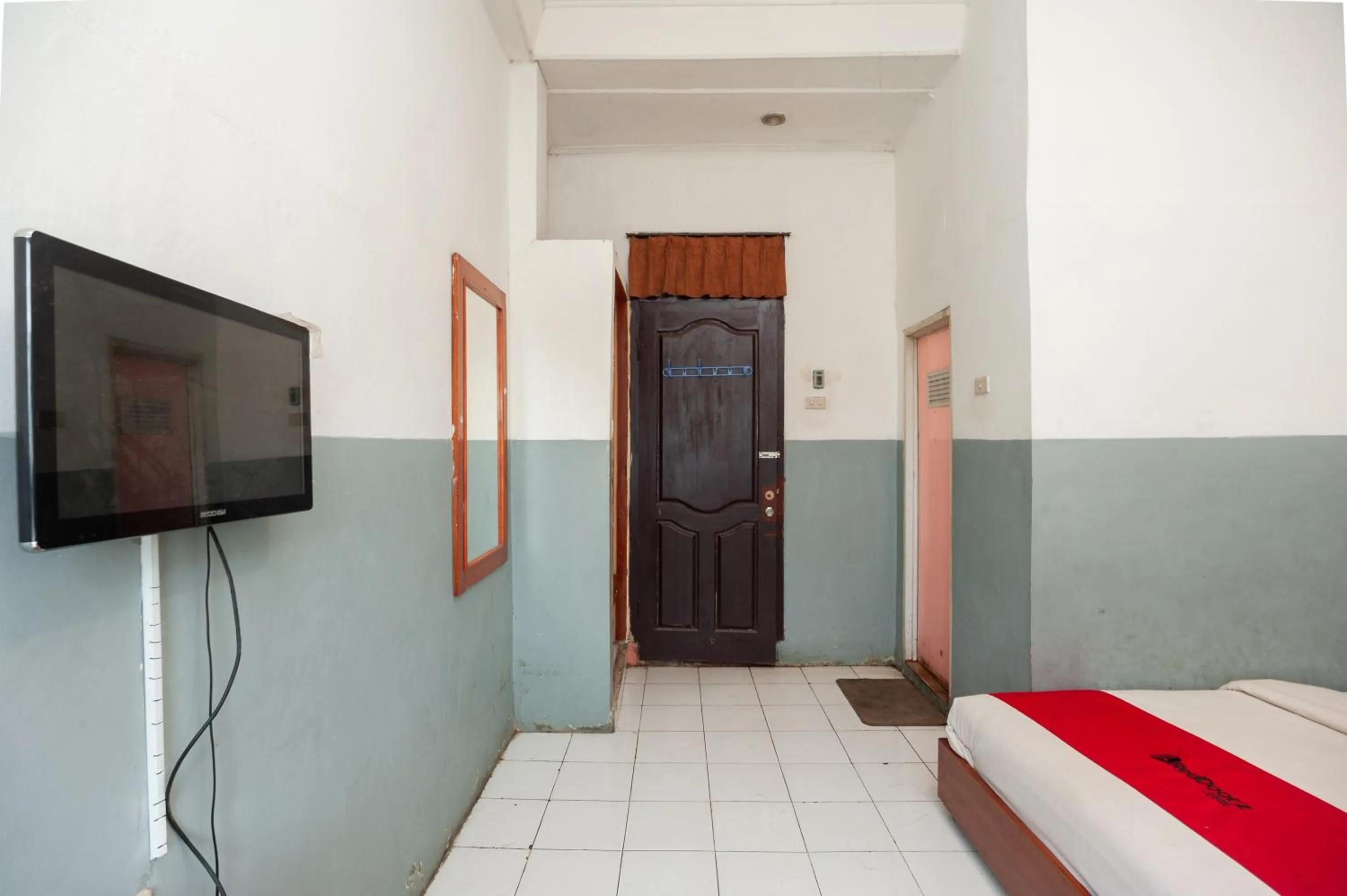 Bed in RedDoorz Syariah at Antasari Lampung 3