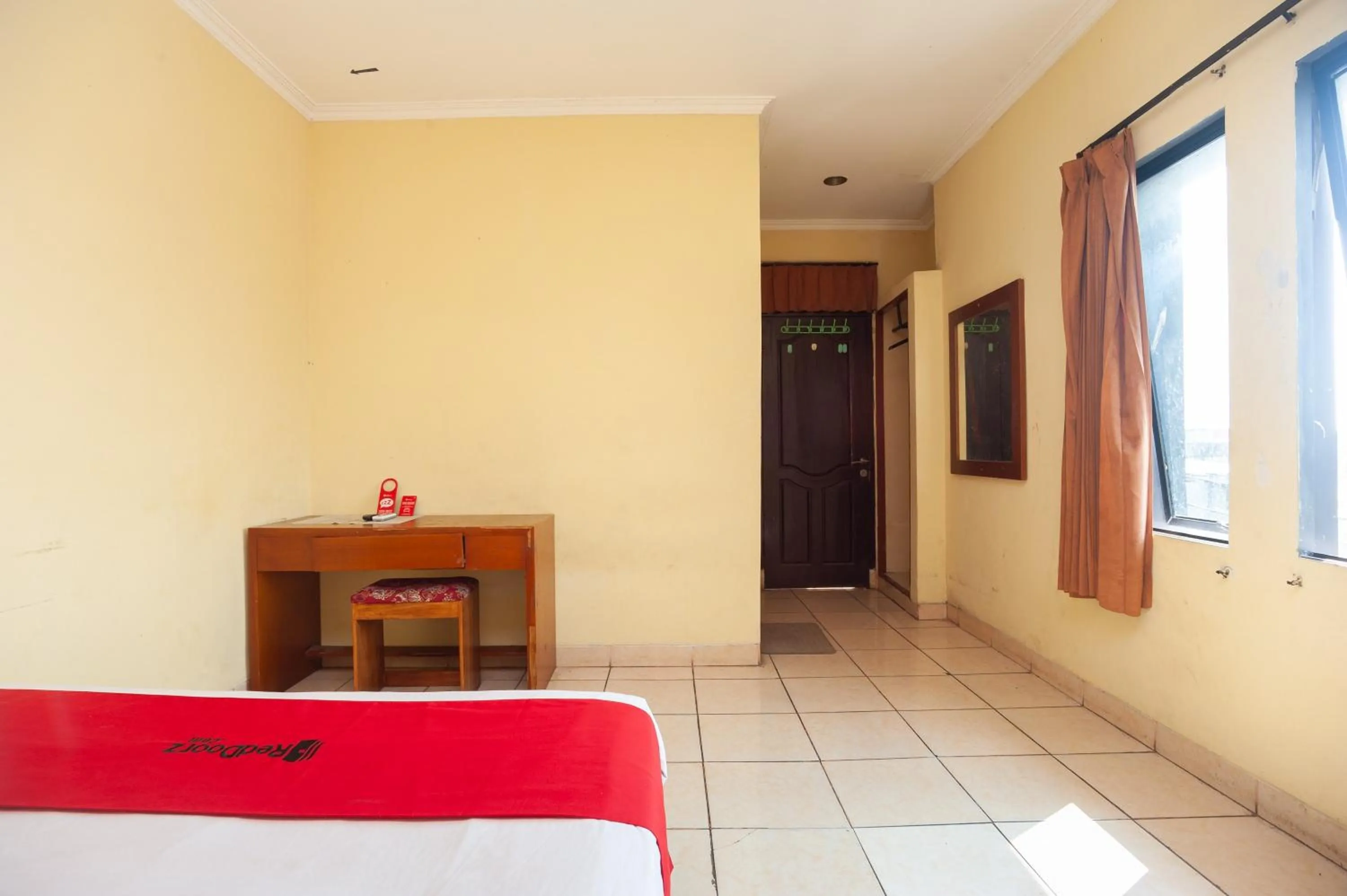 Bed in RedDoorz Syariah at Antasari Lampung 3