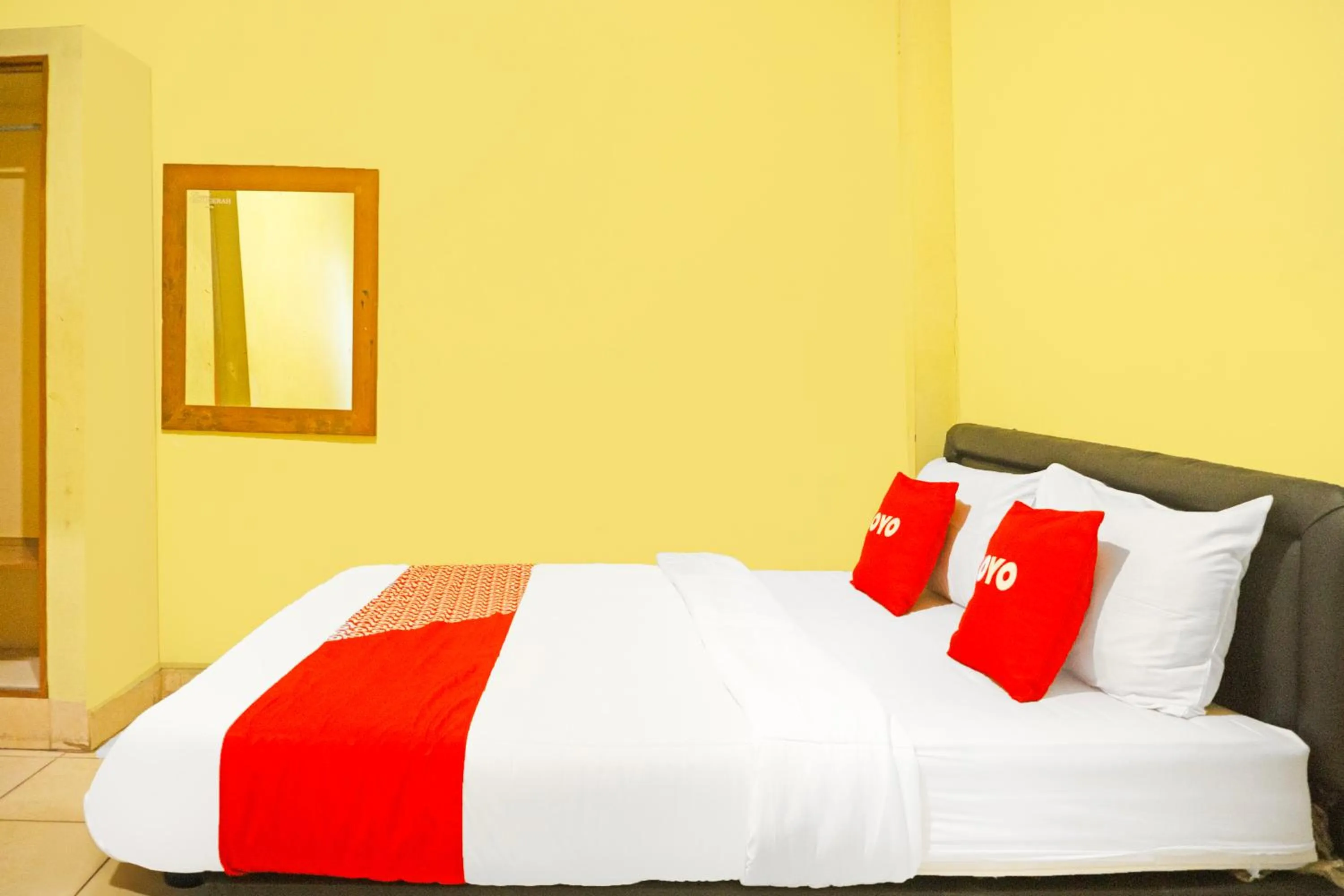 Photo of the whole room, Bed in Hotel O Bandar Lampung Near Teropong Kota Bukit Cindy Formerly Divka Residence