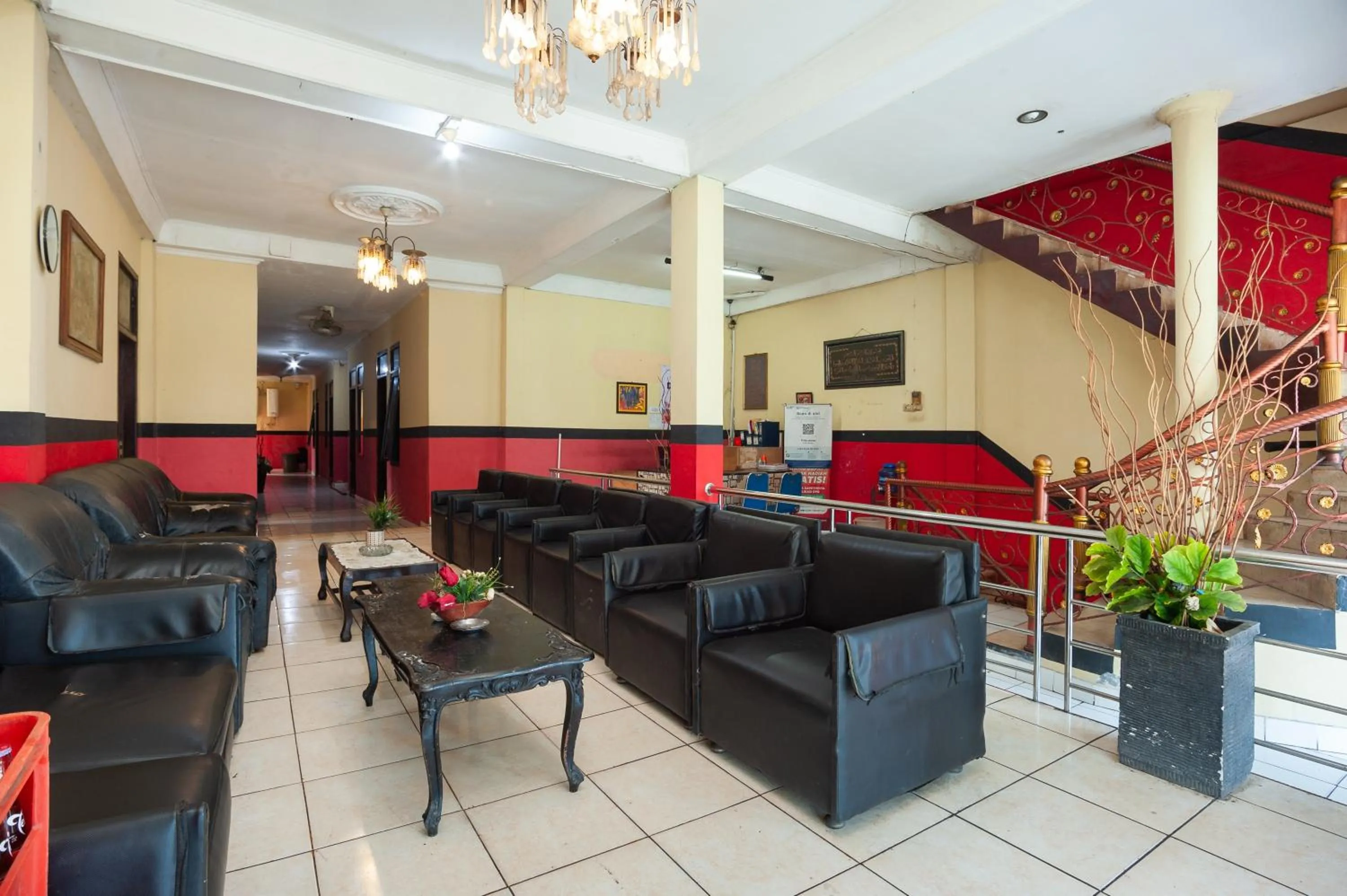 Seating area in RedDoorz Syariah at Antasari Lampung 3