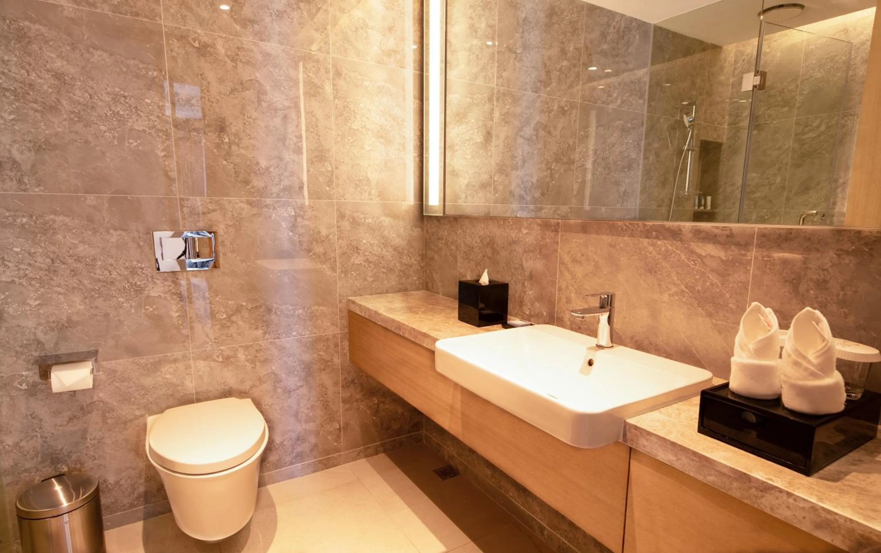 Toilet in Oakwood Apartments Sanya