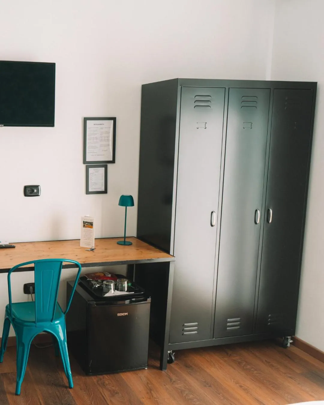 wardrobe in TRAVEL STATION Bedandbreakfast