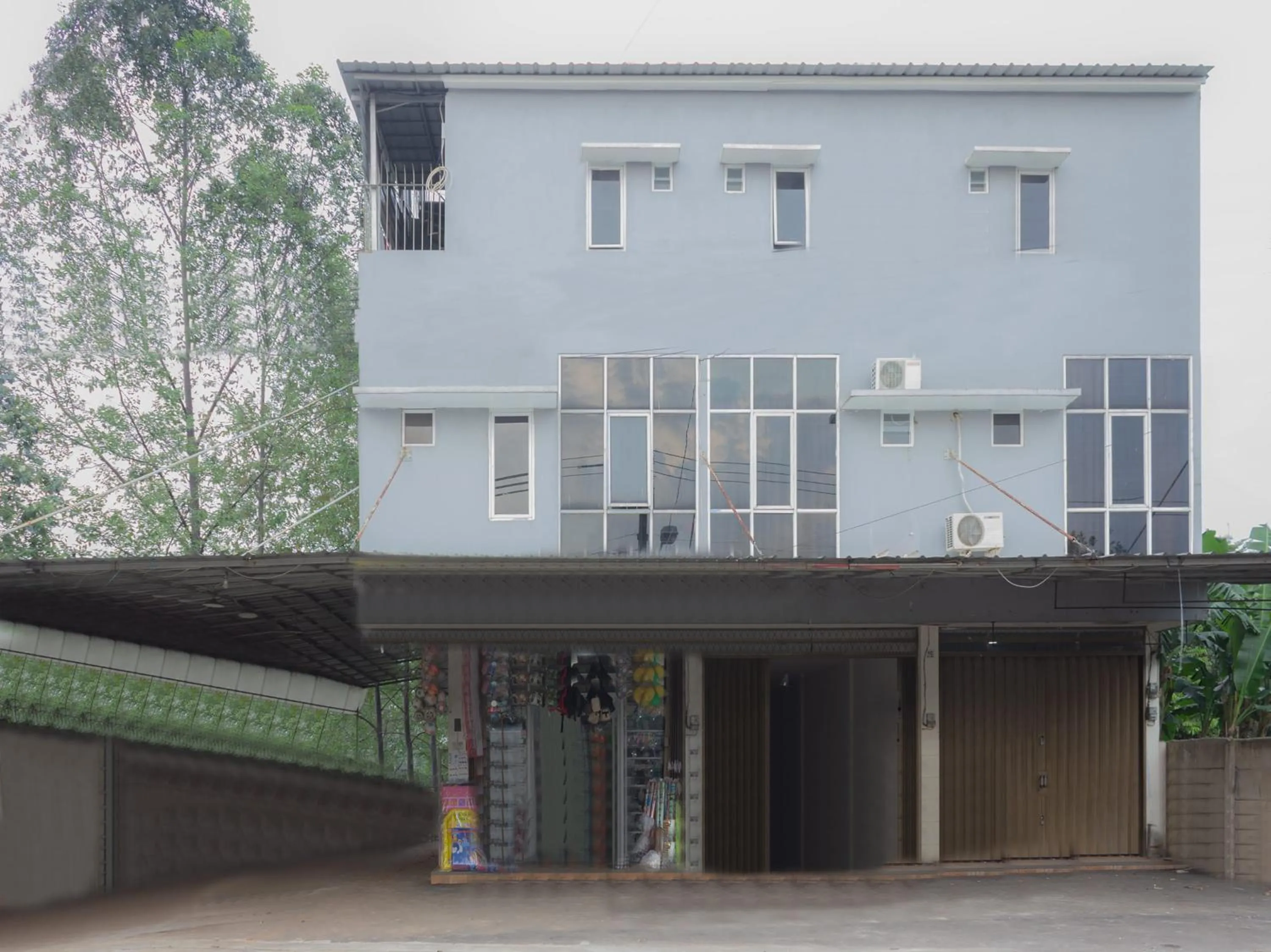 Facade/entrance in Hotel O 77 Guesthouse