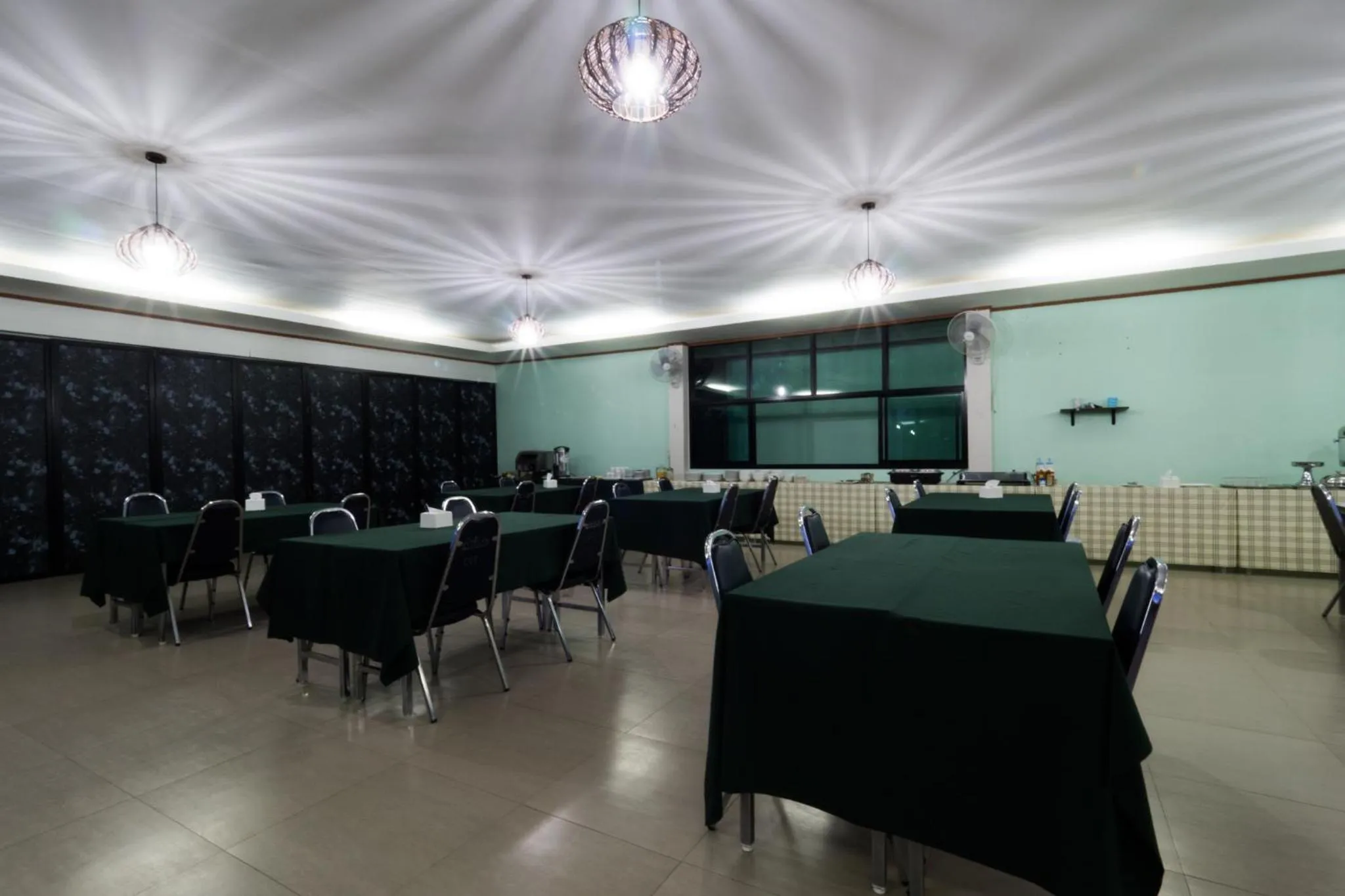 Restaurant/places to eat in A Nice Resort