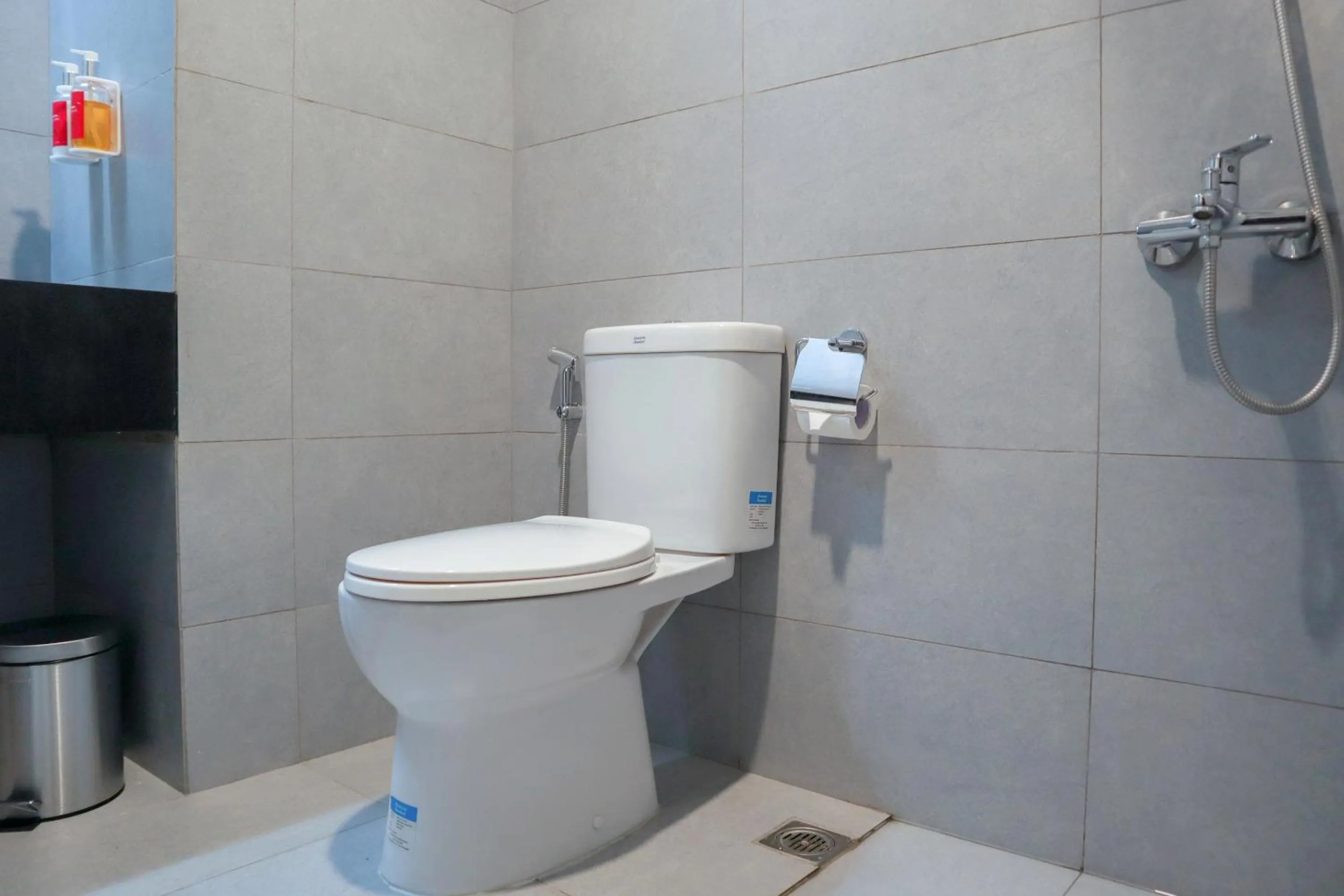 Bathroom in Super OYO Townhouse 2 Hotel Gunung Sahari