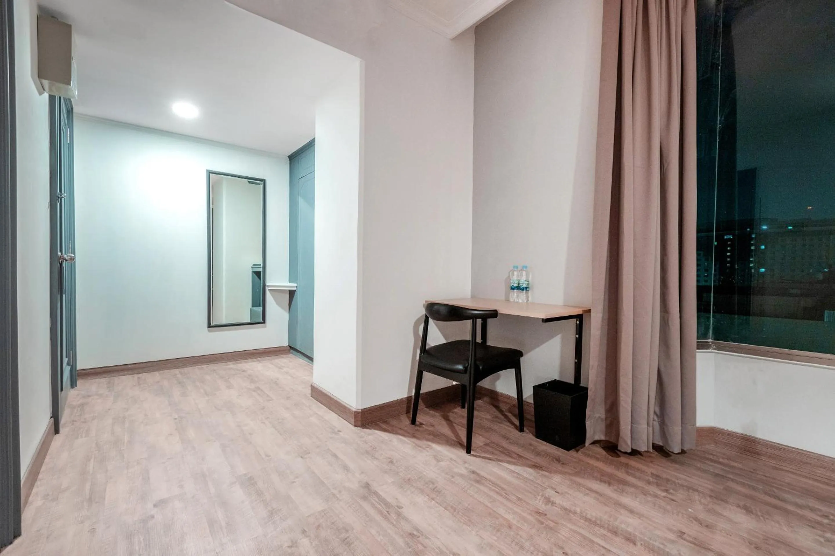 Bedroom in Super OYO Townhouse 2 Hotel Gunung Sahari