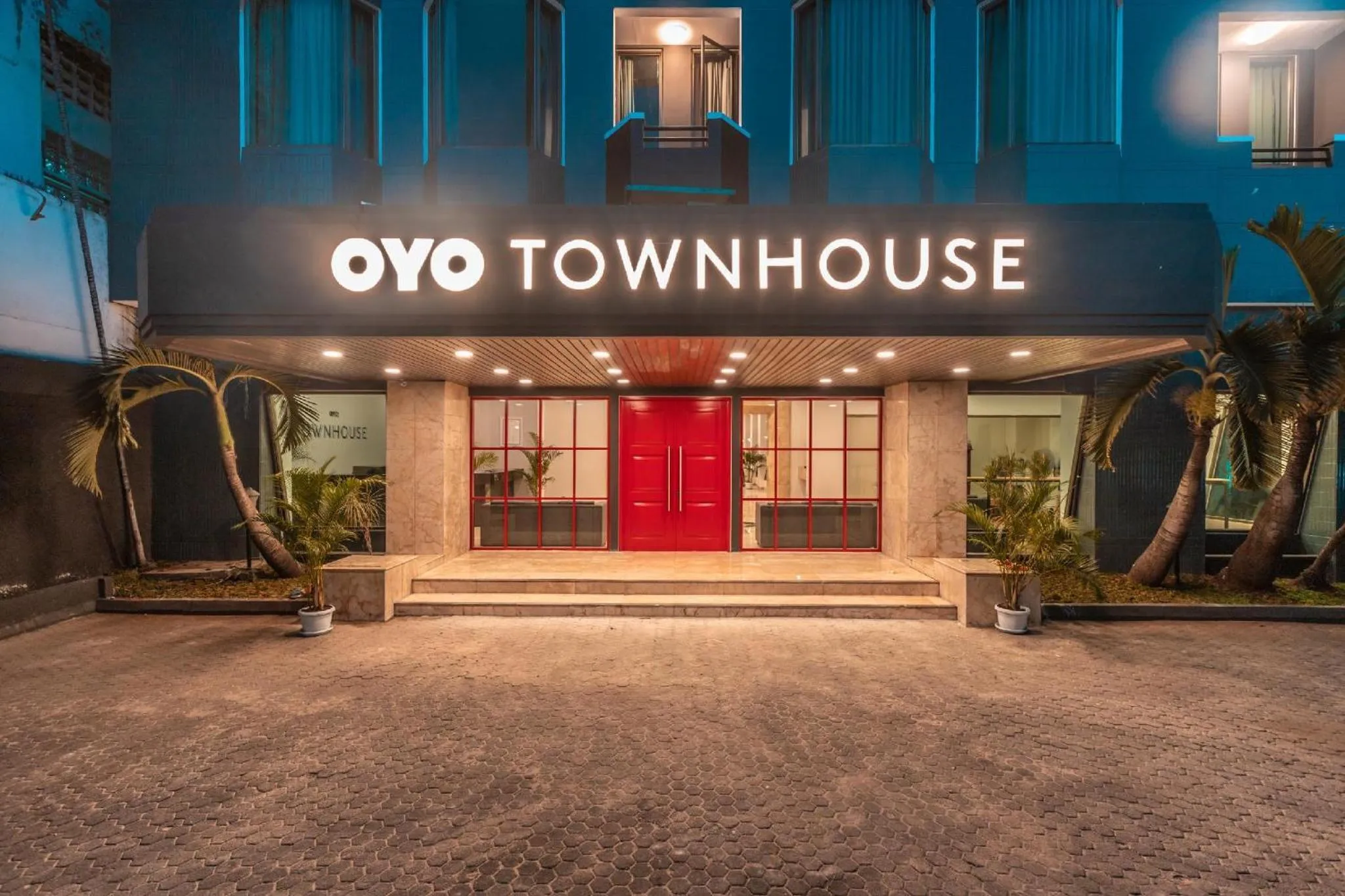 Facade/entrance in Super OYO Townhouse 2 Hotel Gunung Sahari