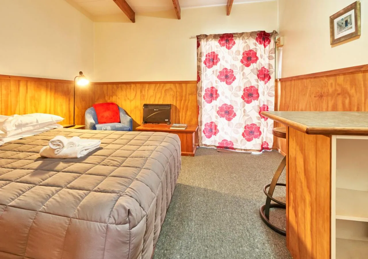 Photo of the whole room, Bed in New Central Hotel Woodville