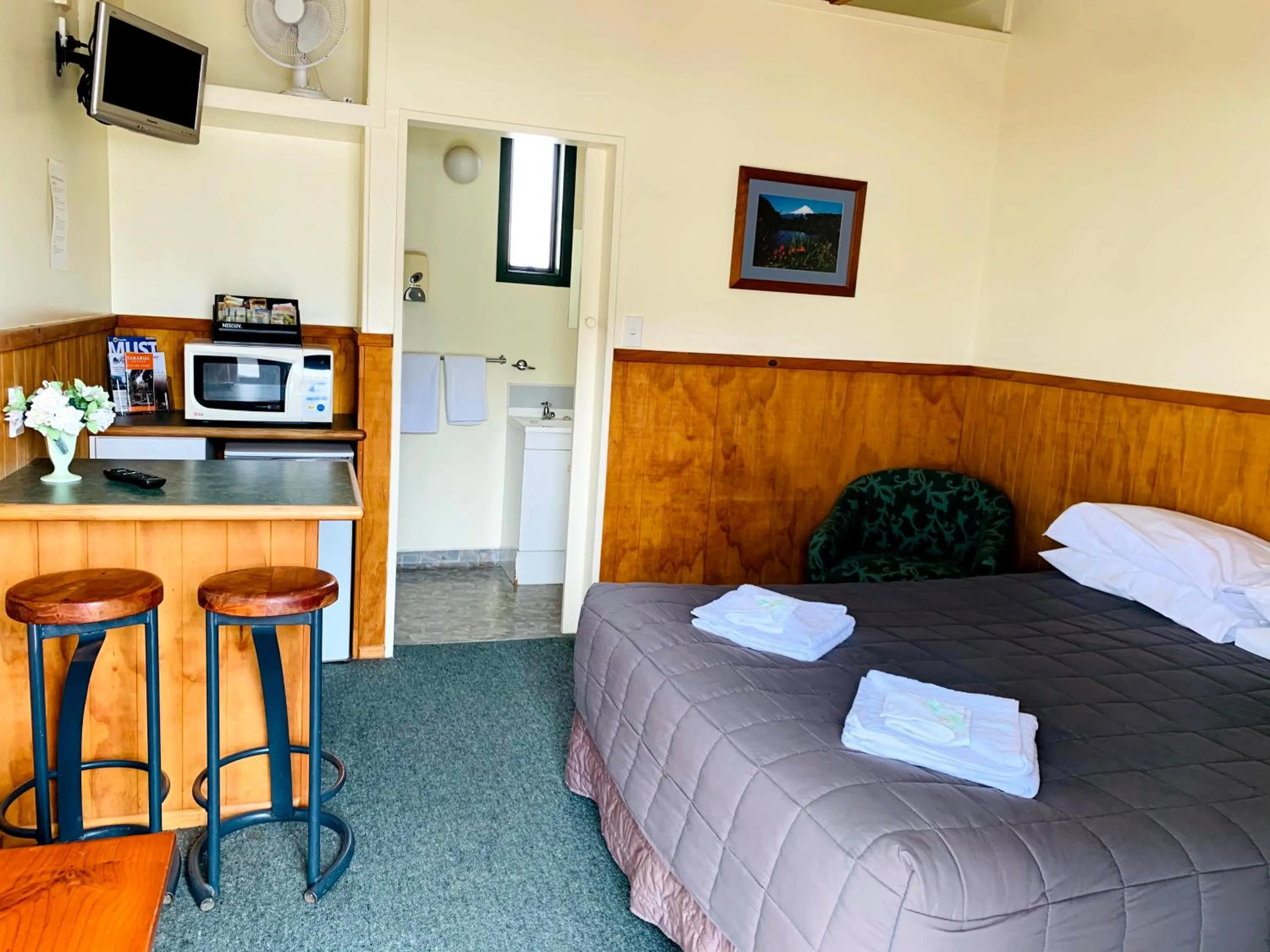 Photo of the whole room, Bed in New Central Hotel Woodville