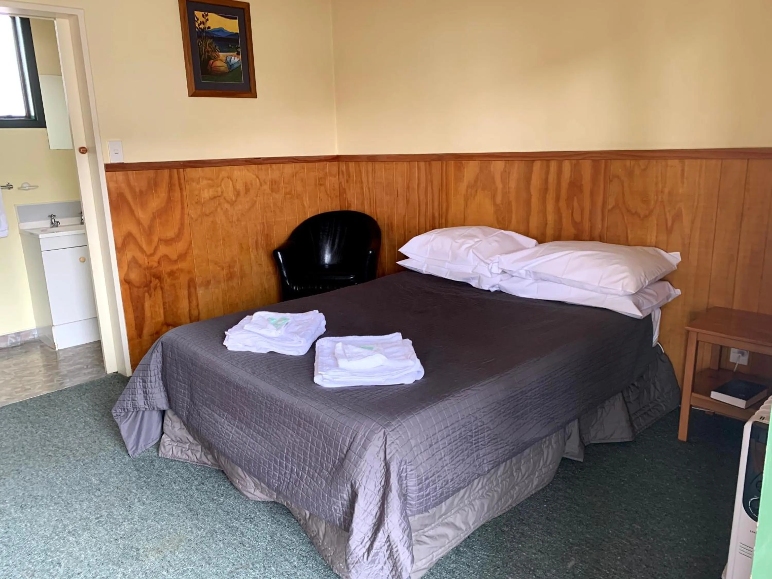 Photo of the whole room, Bed in New Central Hotel Woodville