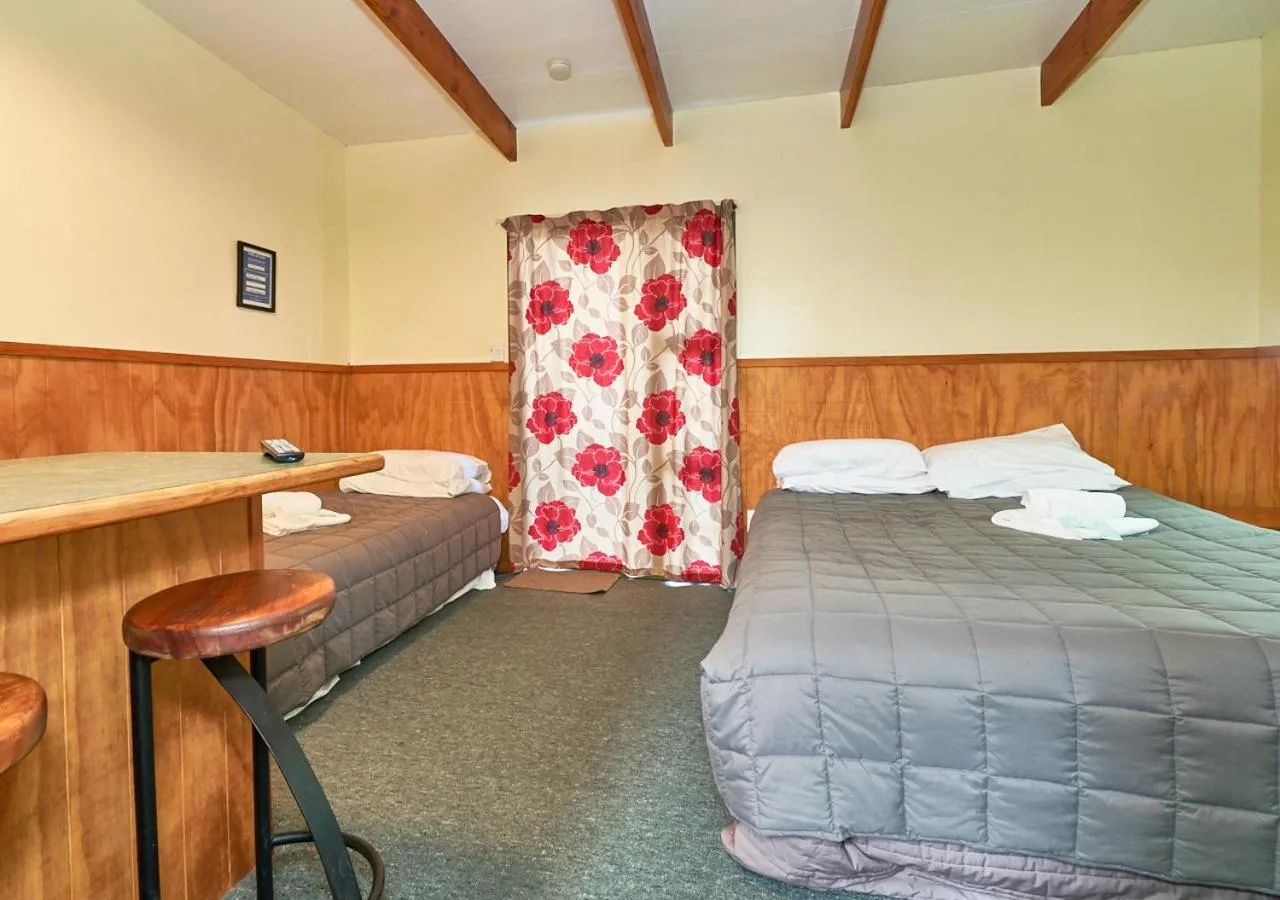 Photo of the whole room, Bed in New Central Hotel Woodville